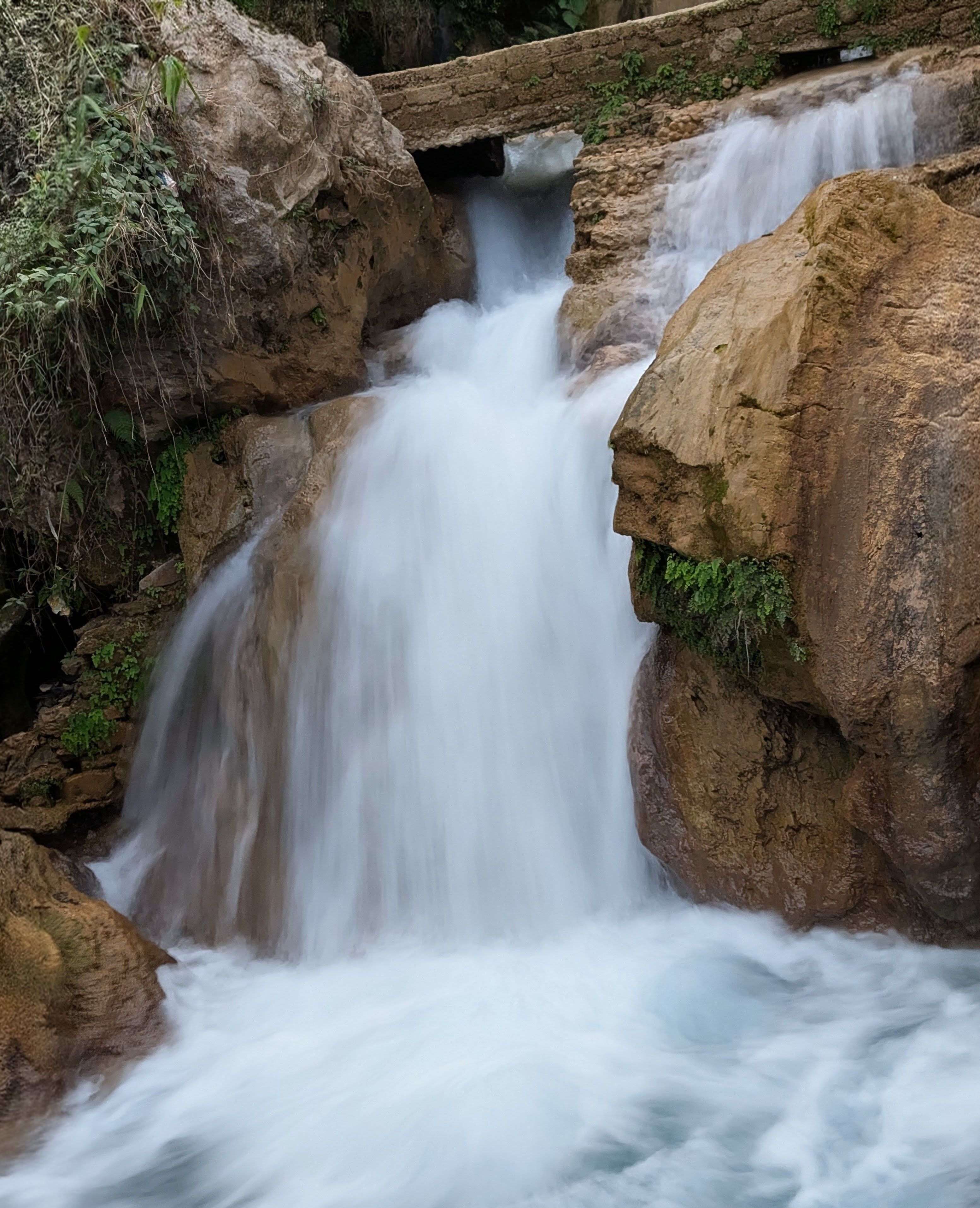 3107x3828 Scenic Waterfall Flowing Over Rocky Terrain in India · Free