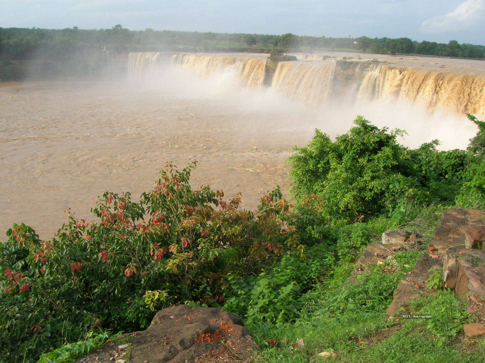 2048x1536 Beautiful Waterfall of India