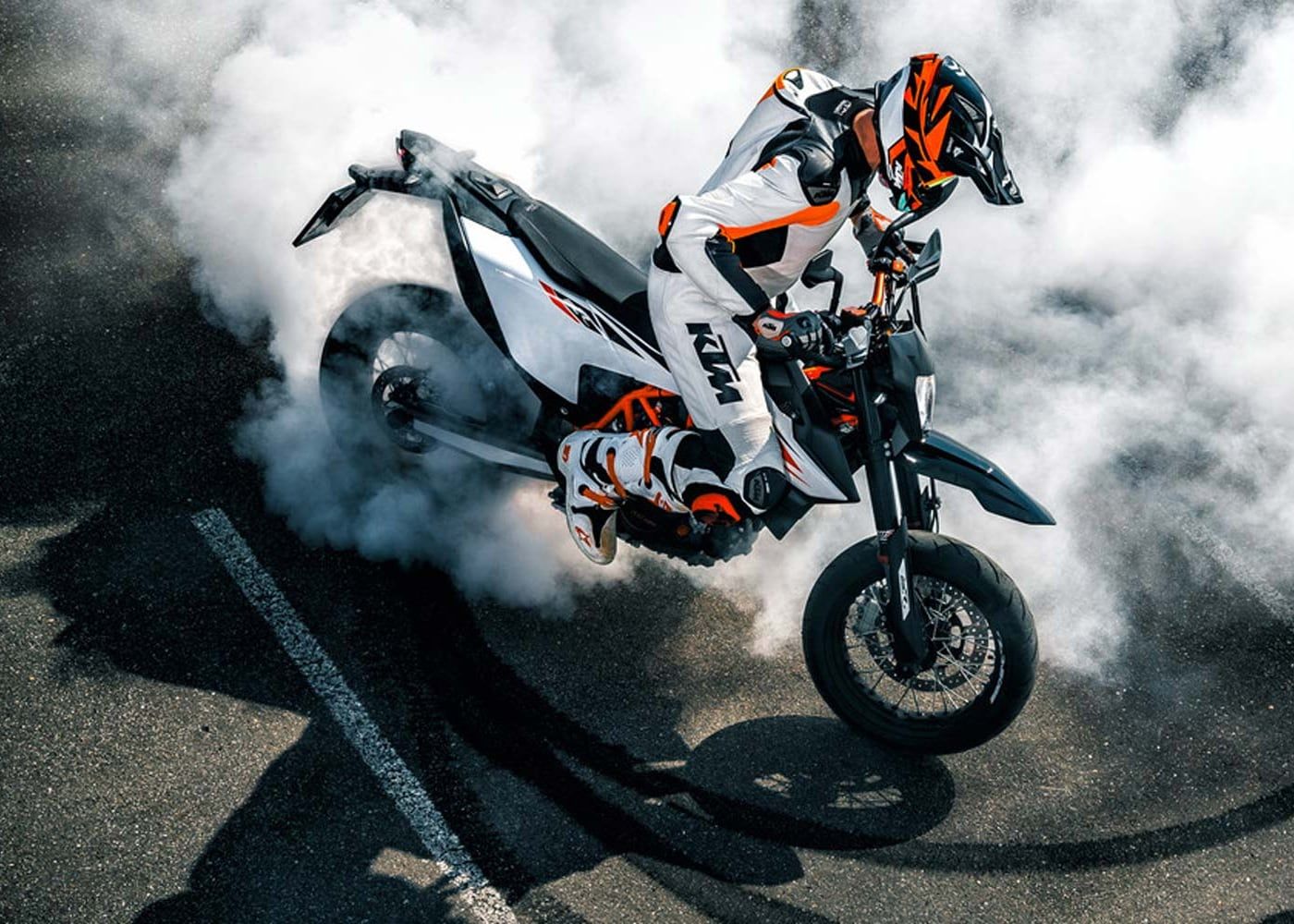 1400x1000 KTM Unveils The 690 SMC R At EICMA