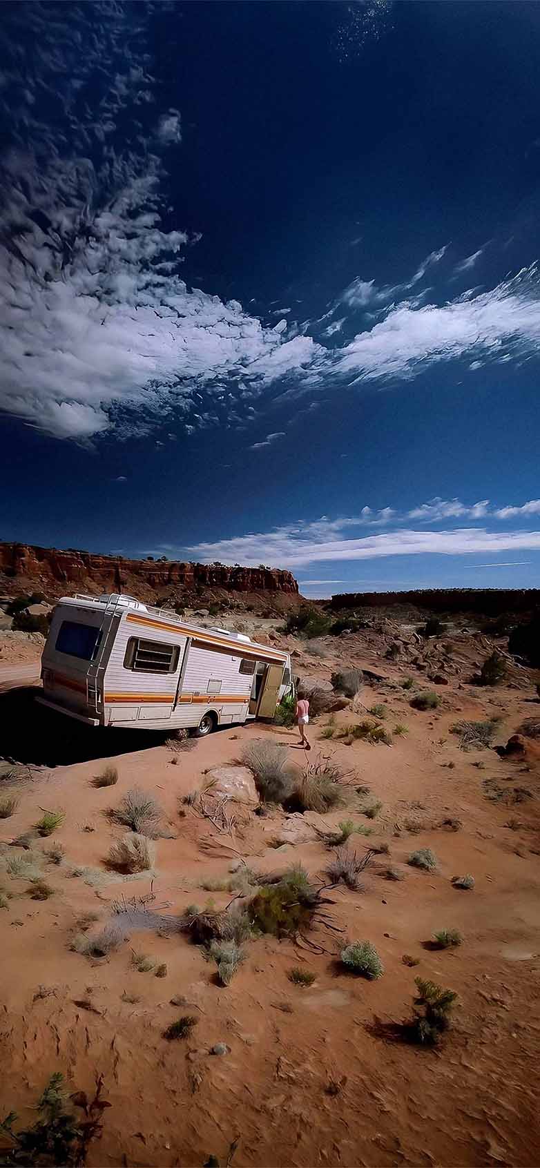 782x1692 Breaking Bad RV Desert Landscape Wallpaper