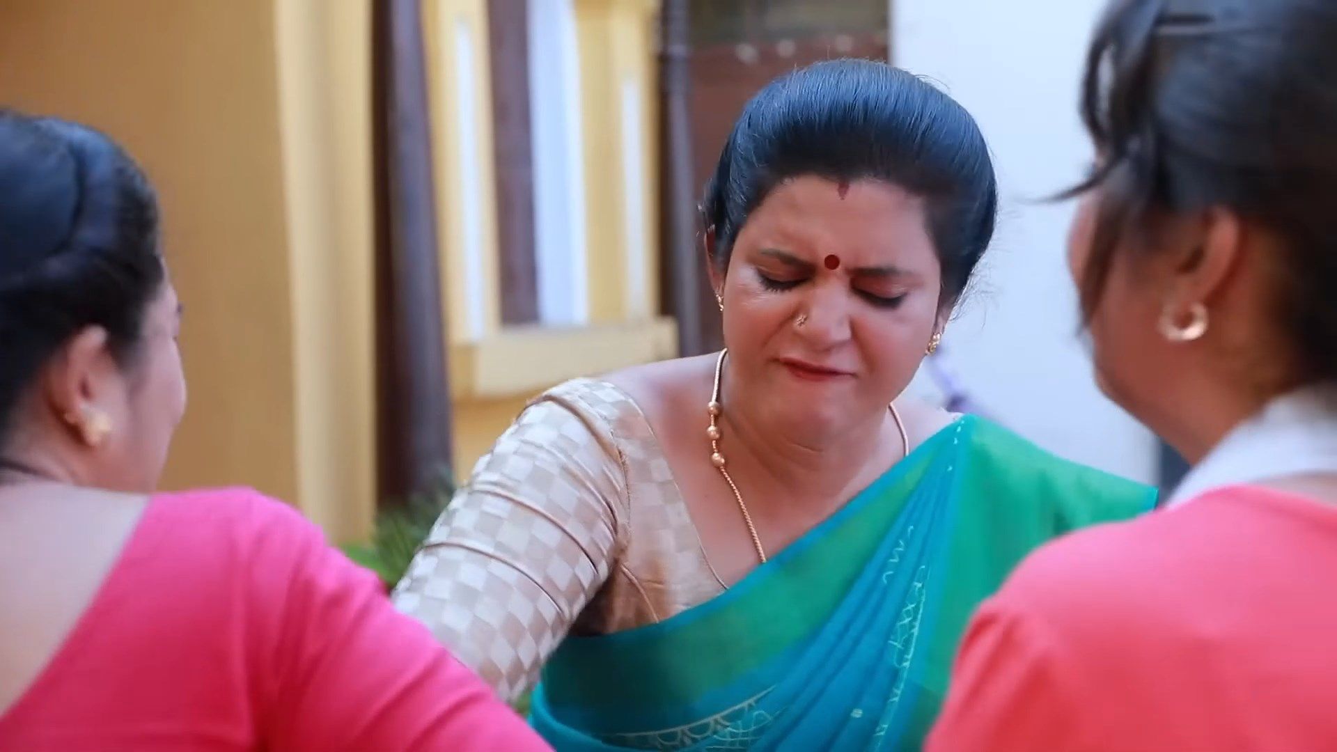 1920x1080 Hot tamil aunty tummy and big ass in blue saree ilkiya serial mp4 snapshot 00 12 402