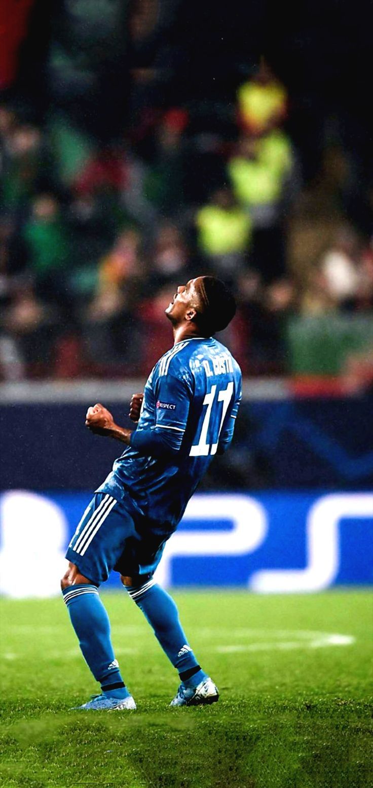 736x1553 Douglas Costa