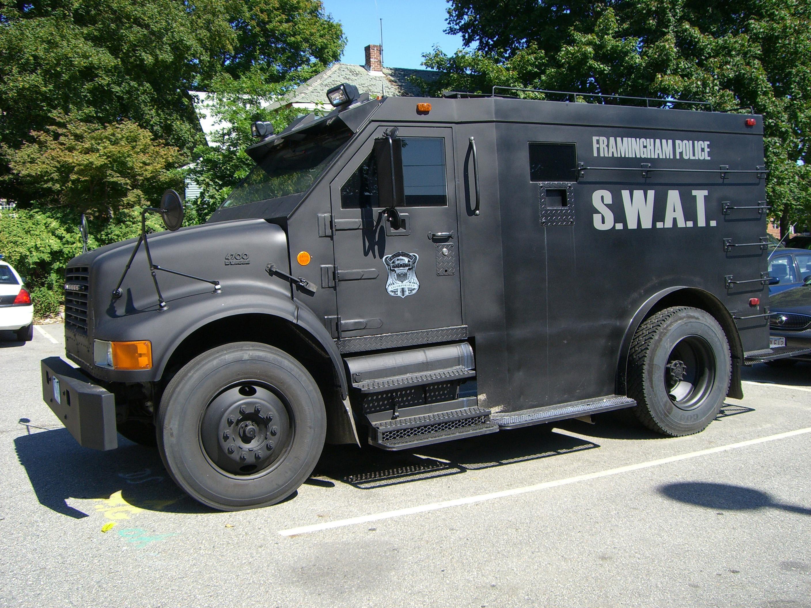 2816x2112 SWAT Assault Truck Wallpaper