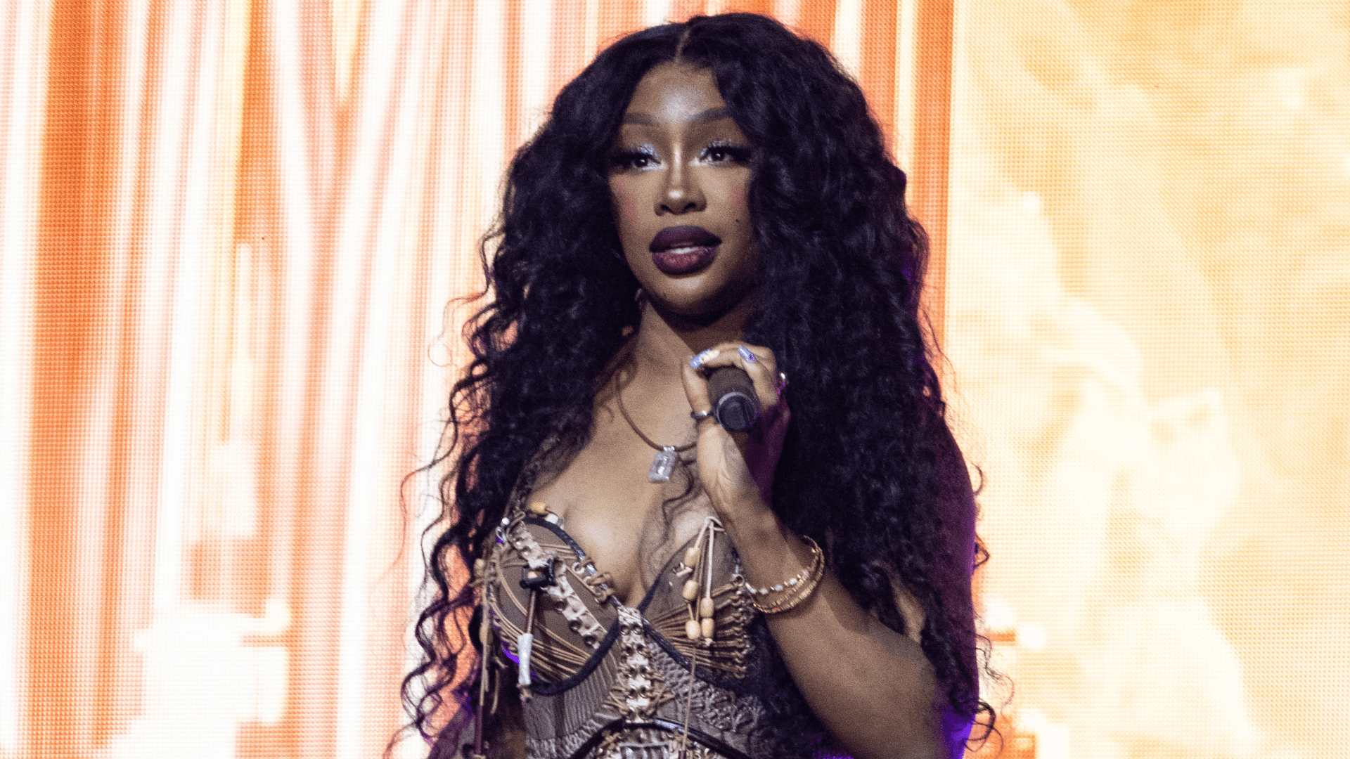 1920x1080 SZA's 'SOS' Tops Billboard 200 Again After Deluxe 'Lana' Release