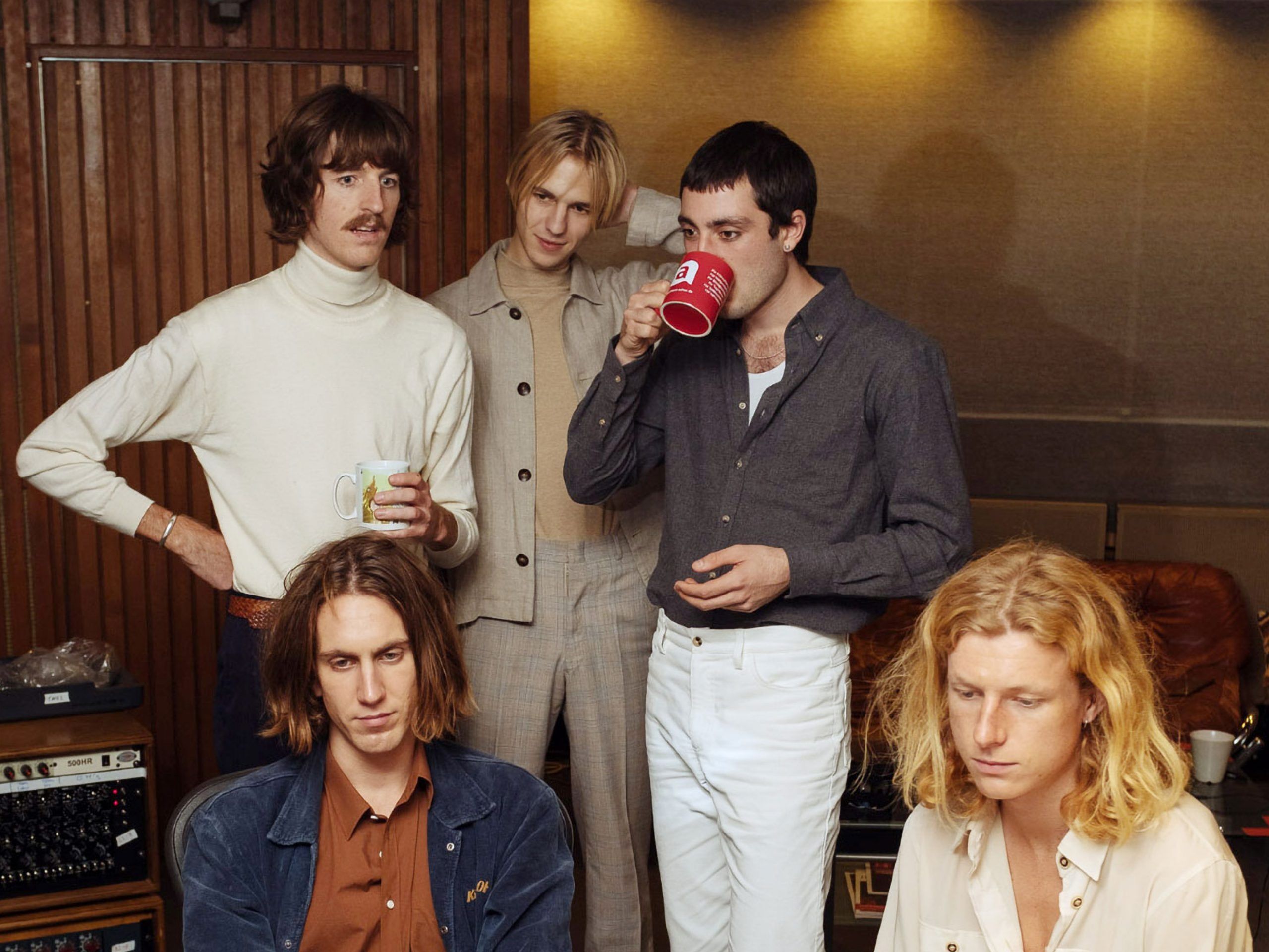 2560x1920 Parcels (Band) Wallpaper