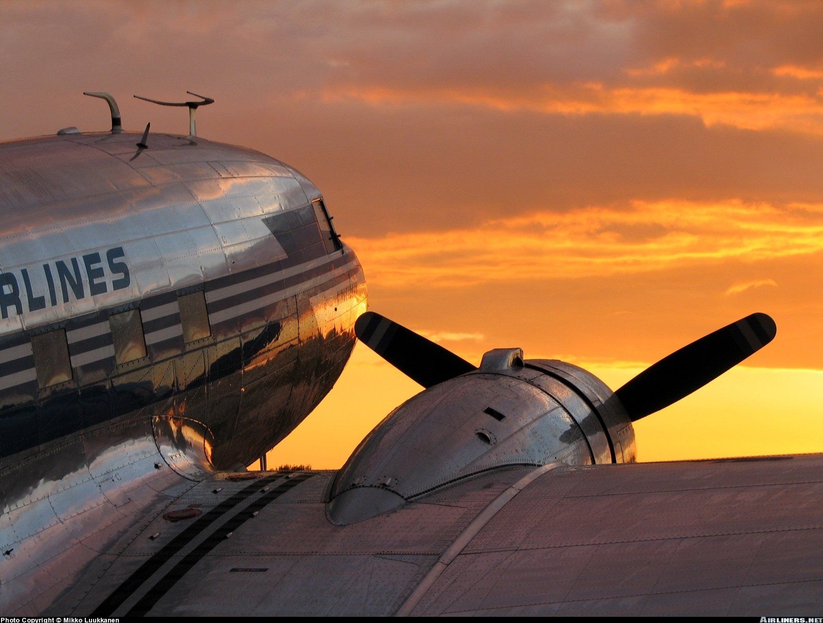 1600x1212 Golden Sunset Douglas DC 3