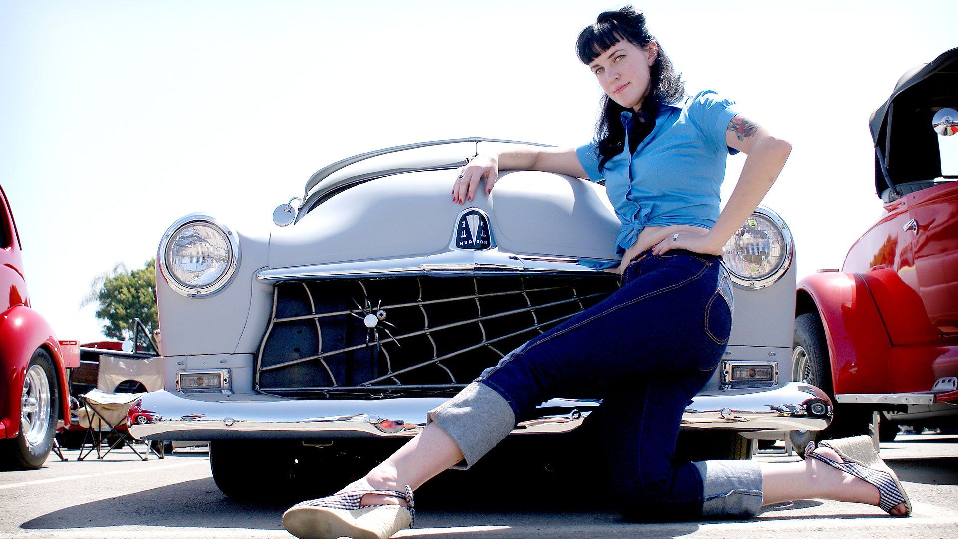 1920x1080 Classic Beauty: Timeless Women & Vintage Cars HD Wallpaperx1080
