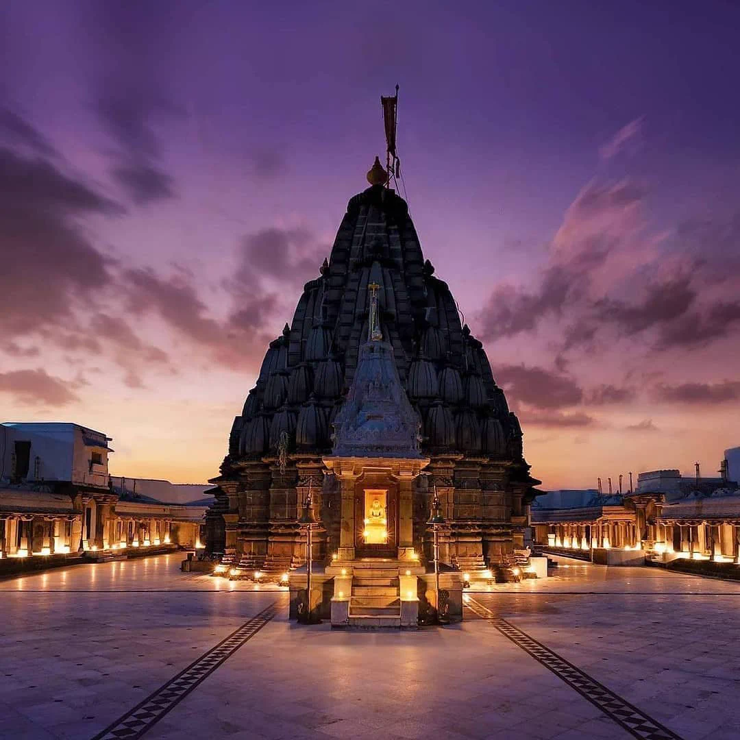 1080x1080 INDIC AESTHETICS on X: Girnar Jain temple, Junagadh, Gujarat- built in solanki style of architecture in 12th century during the reign of the solanki king Jayasimha Siddharaja. / X