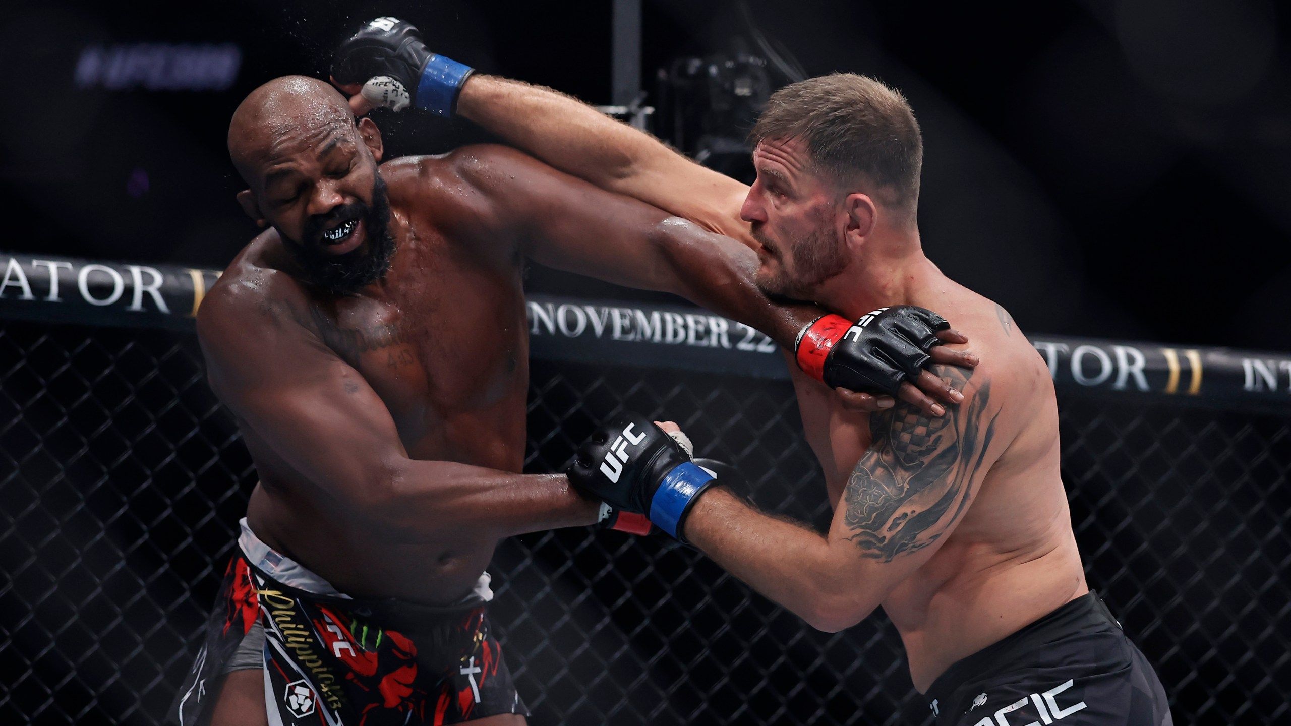 2560x1440 Jon Jones sends Stipe Miocic into retirement with decisive UFC heavyweight win in front of Trump