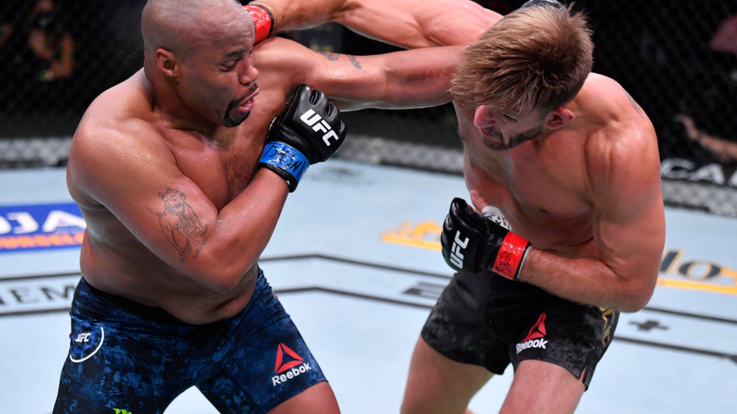 2560x1440 Stipe Miocic retains heavyweight crown with decision over Cormier