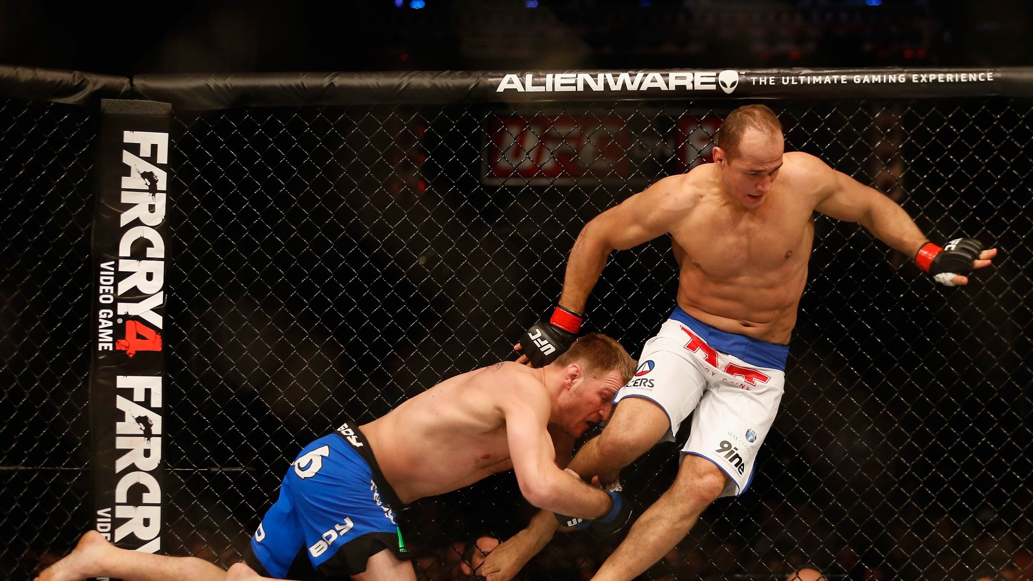2048x1152 UFC: Junior dos Santos beat Stipe Miocic by decision in a gruelling contest