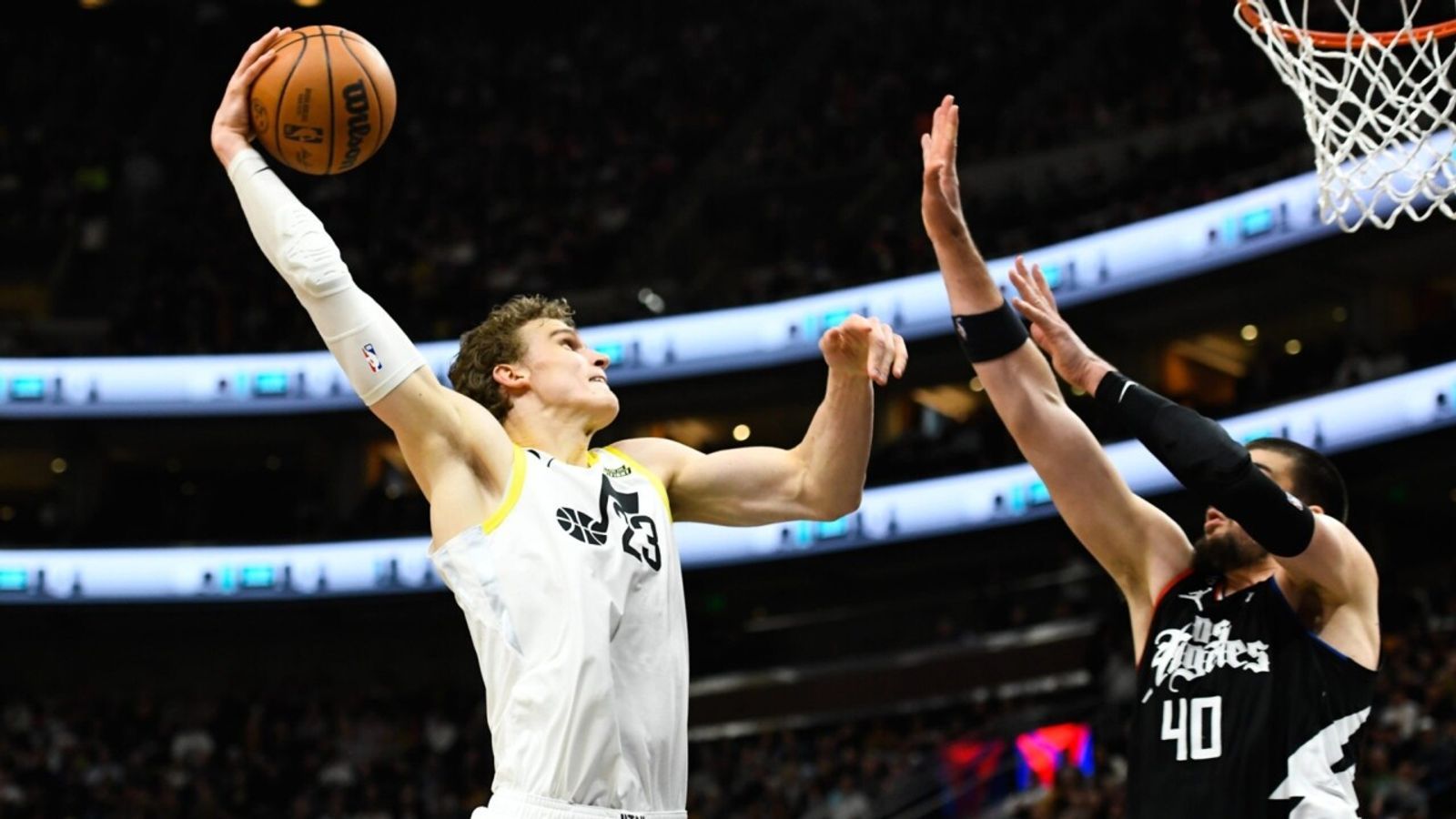 1600x900 Utah Jazz's Lauri Markkanen throws down an insane poster dunk on Los Angeles Clippers' Ivica Zubac!