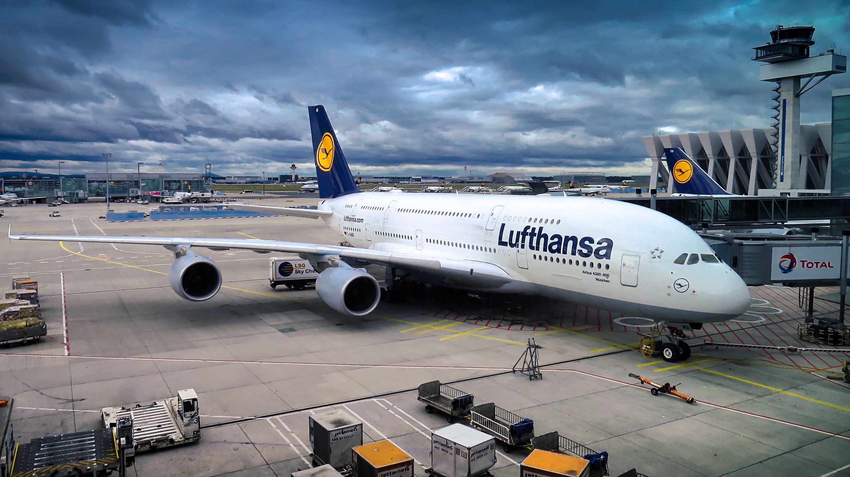2835x1594 White and Blue Lufthansa Airplane · Free