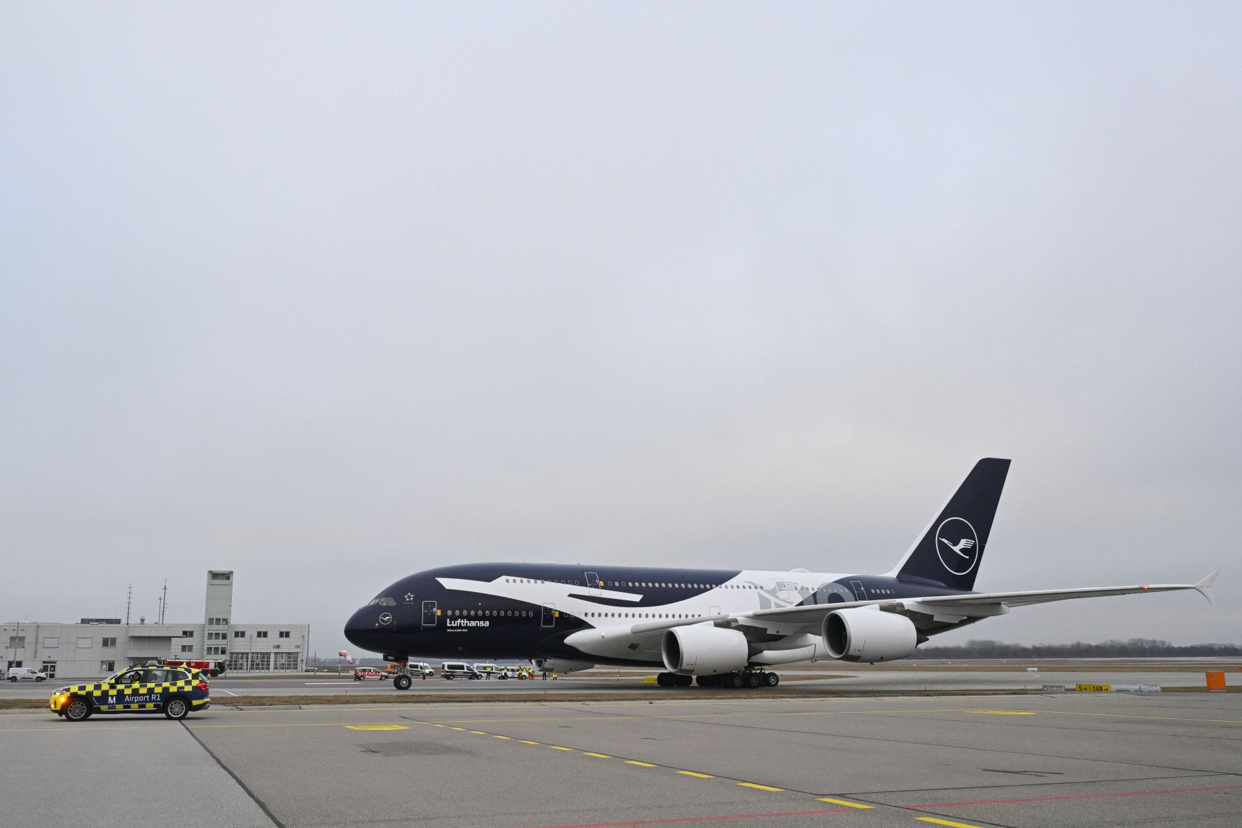 1799x1200 Lufthansa A380 now with XXL crane