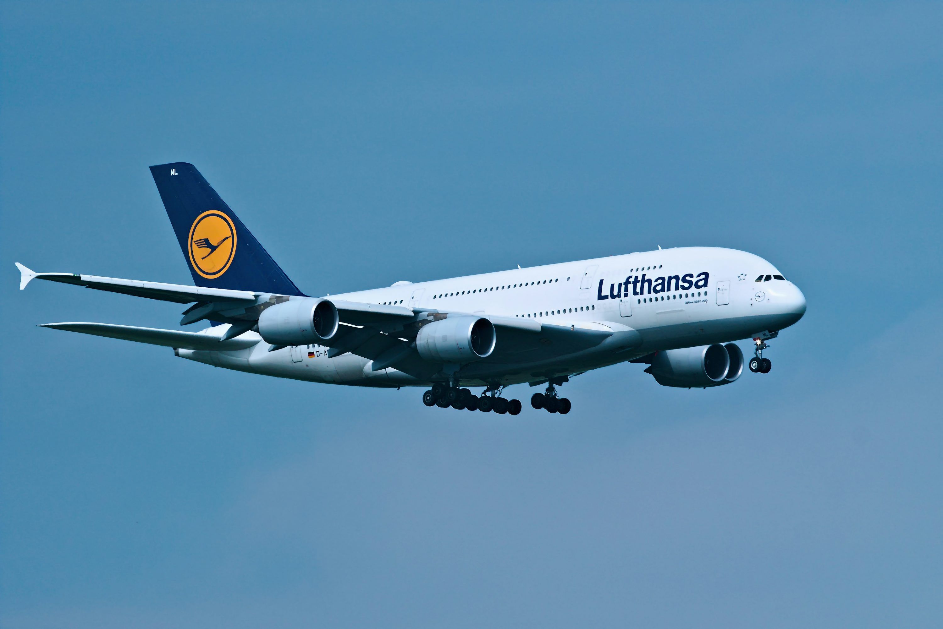 3000x2003 Lufthansa airplane flying in a clear blue sky