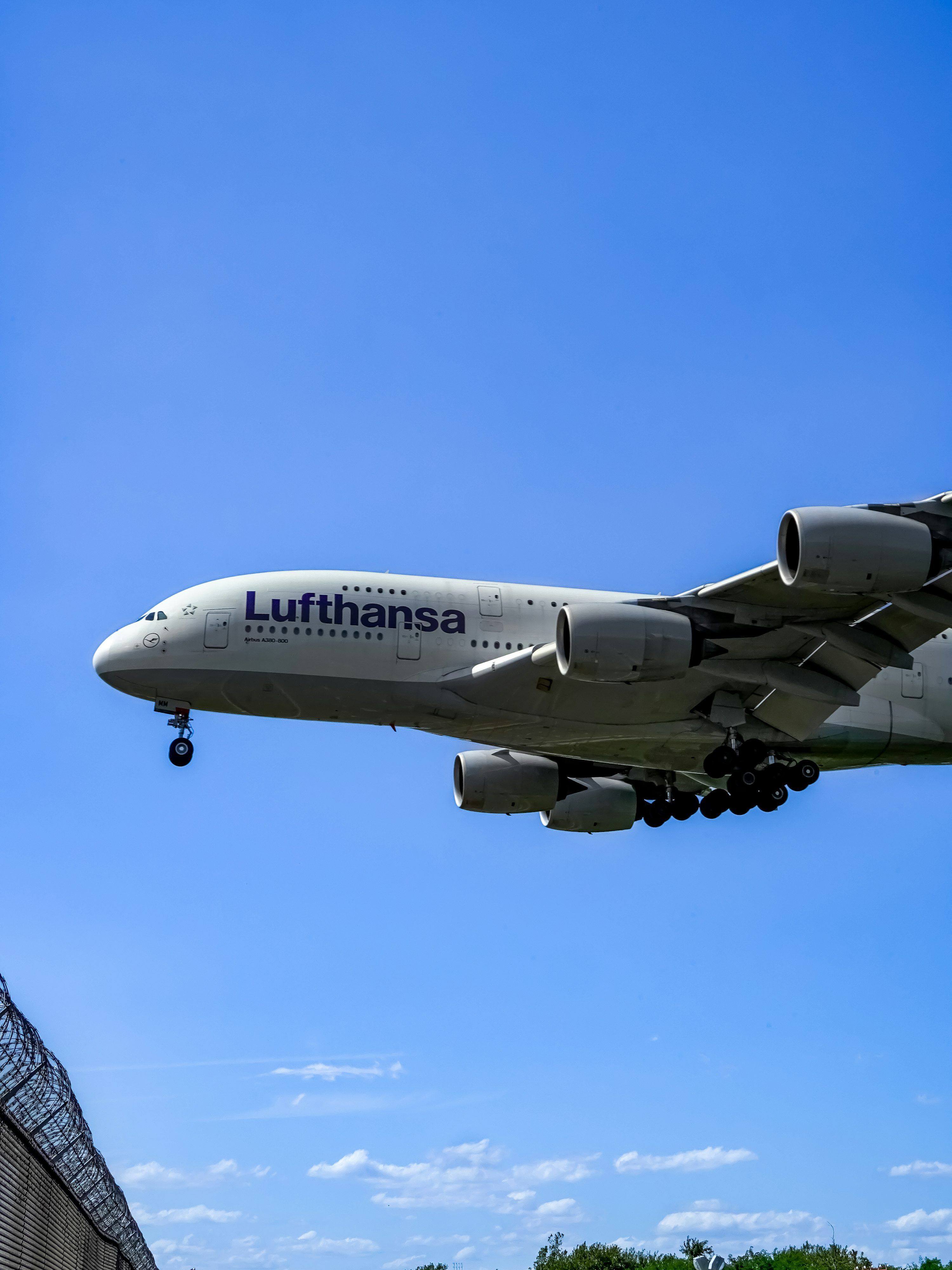 3000x4000 A lufthansa airplane flying in the sky
