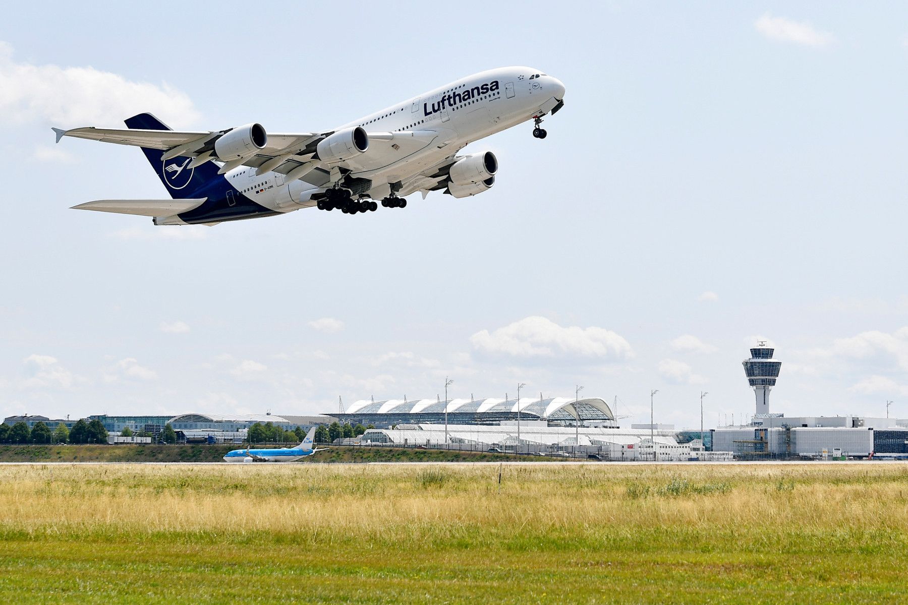 1800x1200 Lufthansa begins Airbus A380 business class refit