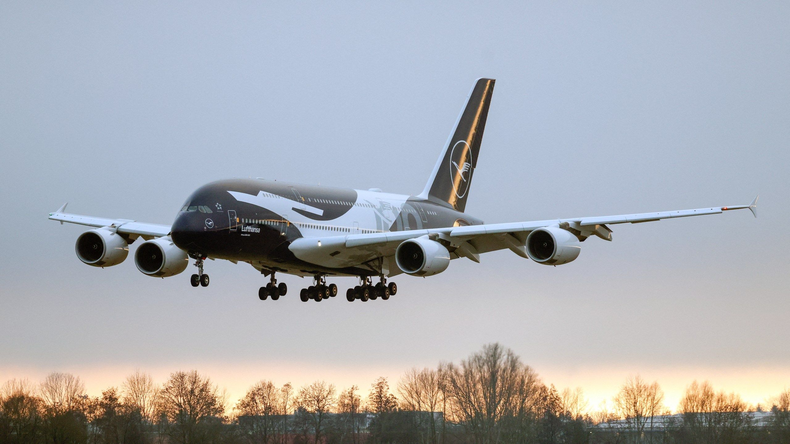 2560x1440 DIA makes viral SAUCER1 stunt on Flightradar24 to welcome World UFO Day, Lufthansa A380 landing