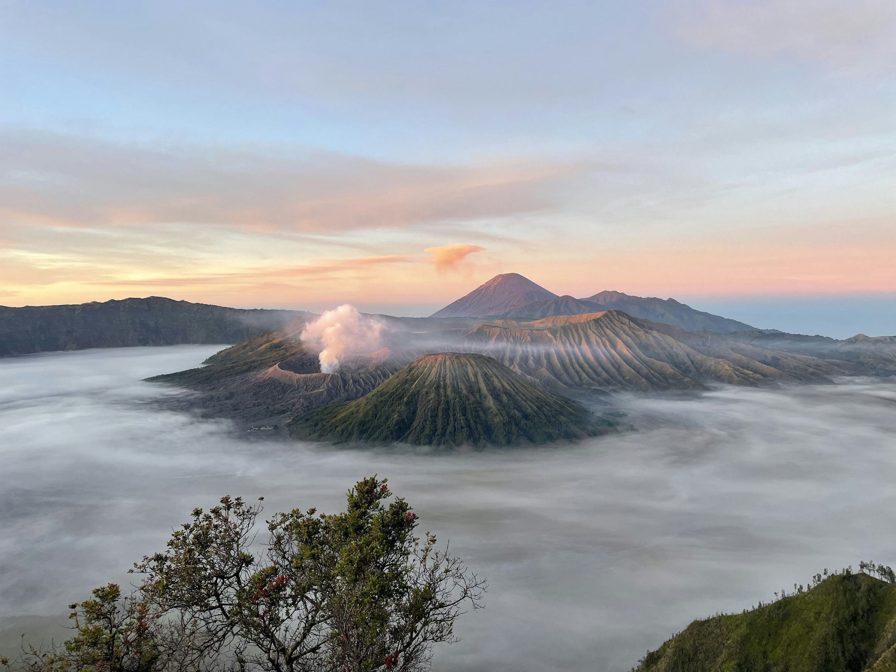 3000x2250 A body of water with trees and mountains in the background with Mount Bromo in the background