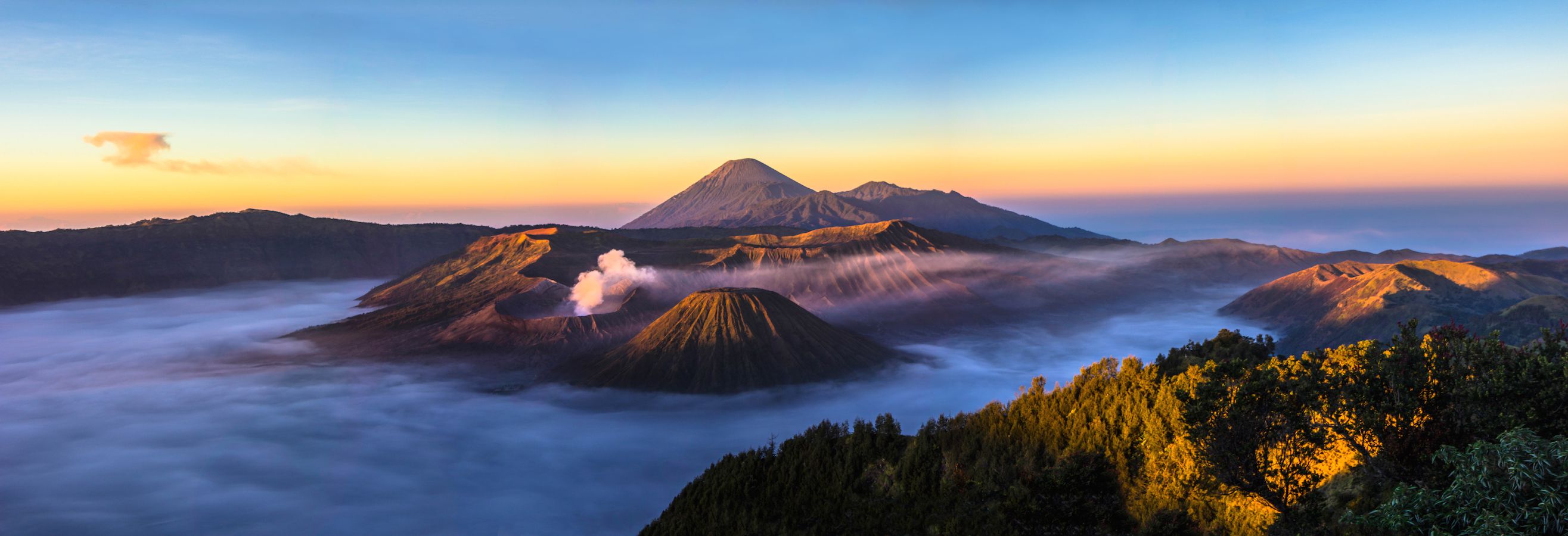 2631x900 Volcano Trekking: Mount Bromo
