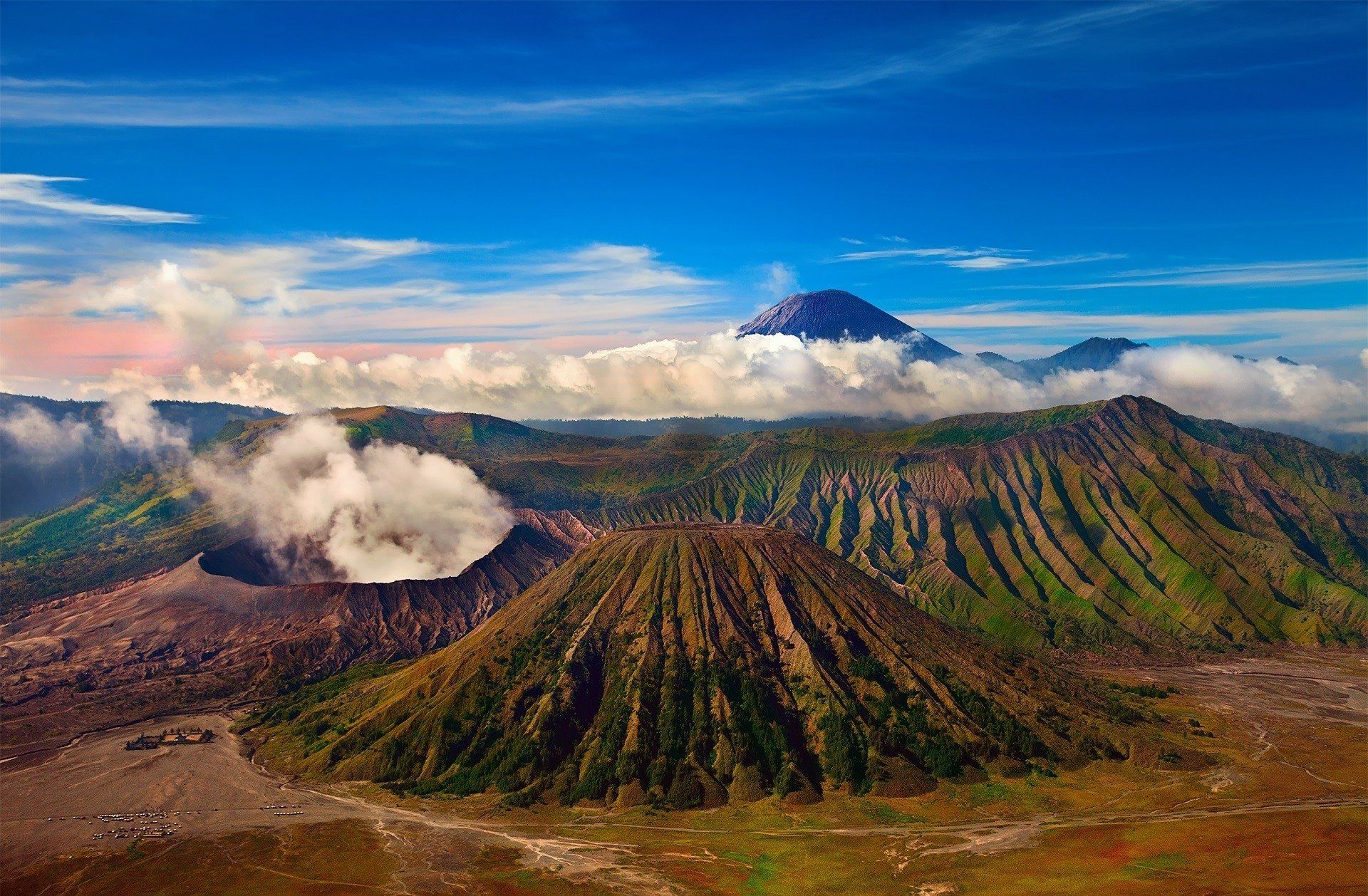 1920x1258 Mount Bromo's Cloud Kissed Volcano (HD Wallpaper)x1258