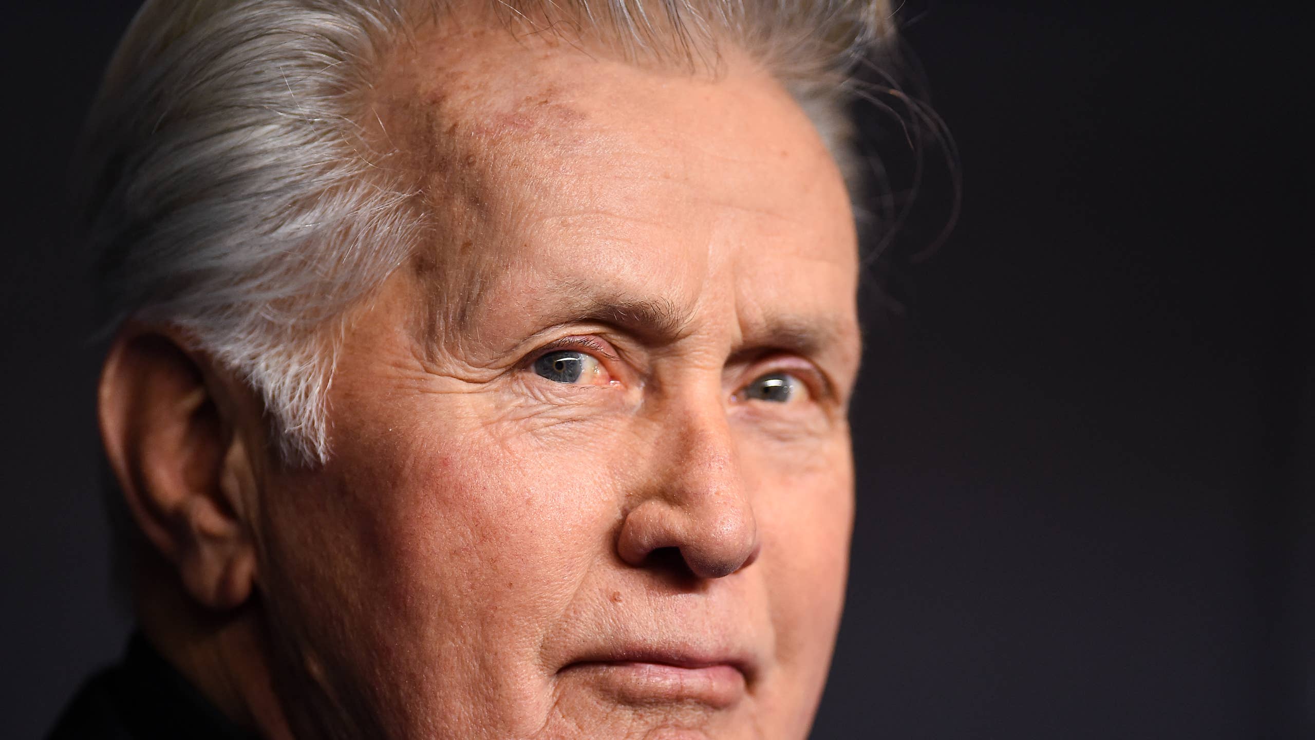 2560x1440 Martin Sheen Shares Gratitude After Devastating Family Loss