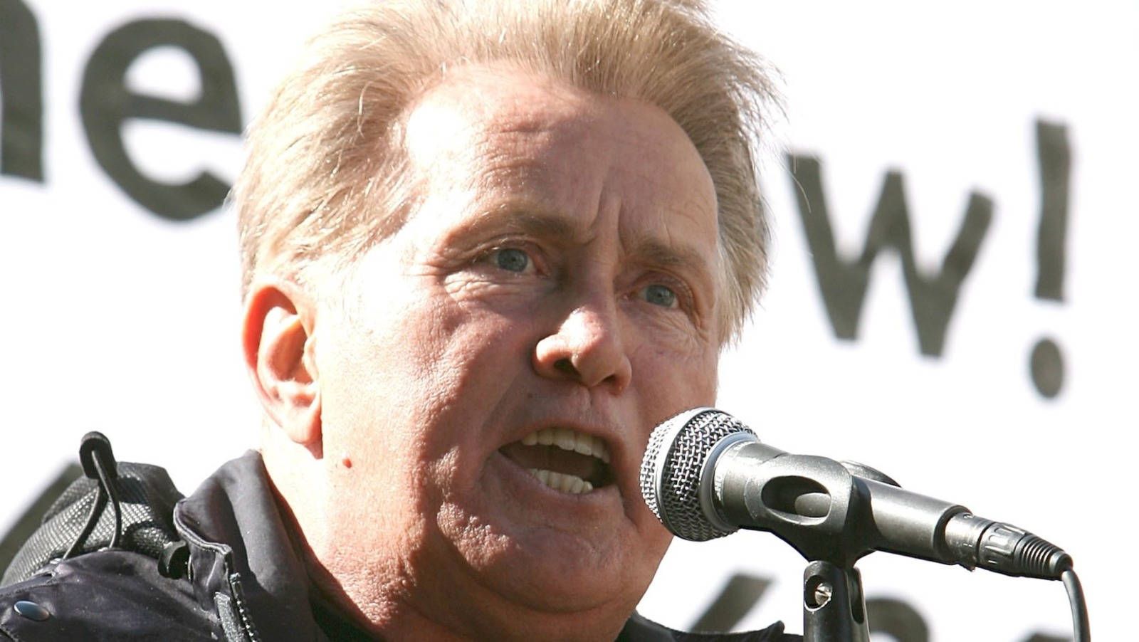 1600x902 Download Hollywood Actor Martin Sheen Close Up Shot Wallpaper