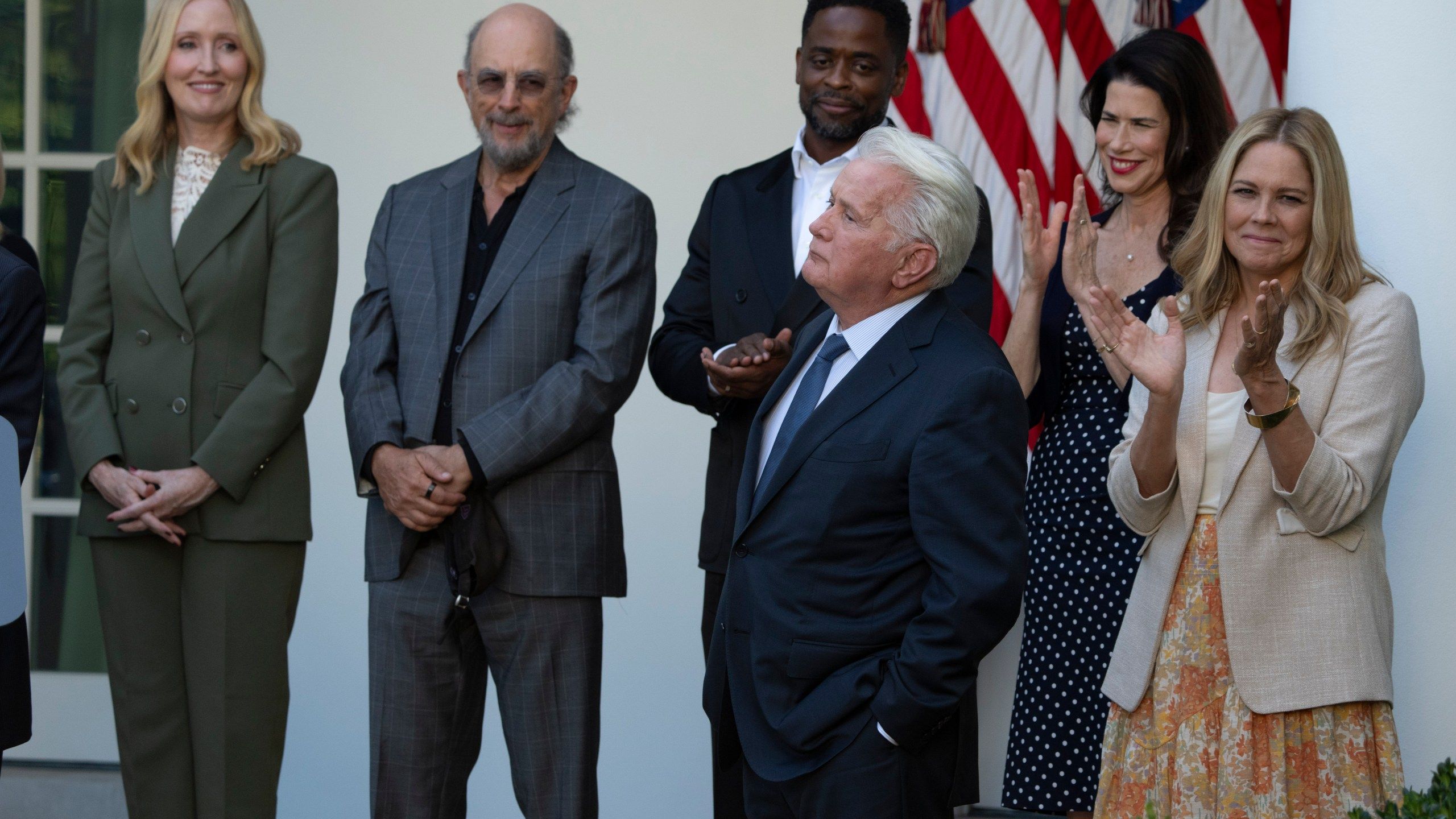 2560x1440 The West Wing' cast visits the White House for a 25th anniversary party