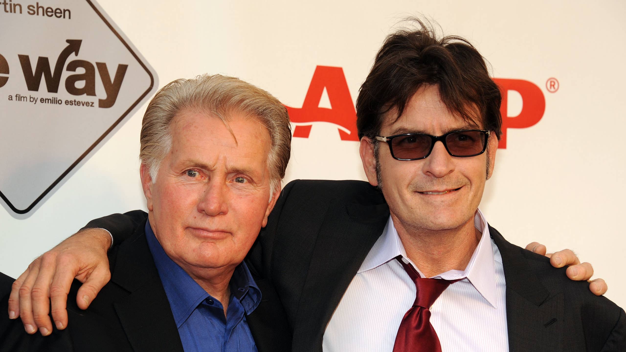 2560x1440 Charlie Sheen Recalls 'Biggest Betrayal' by His Father Martin's Journal
