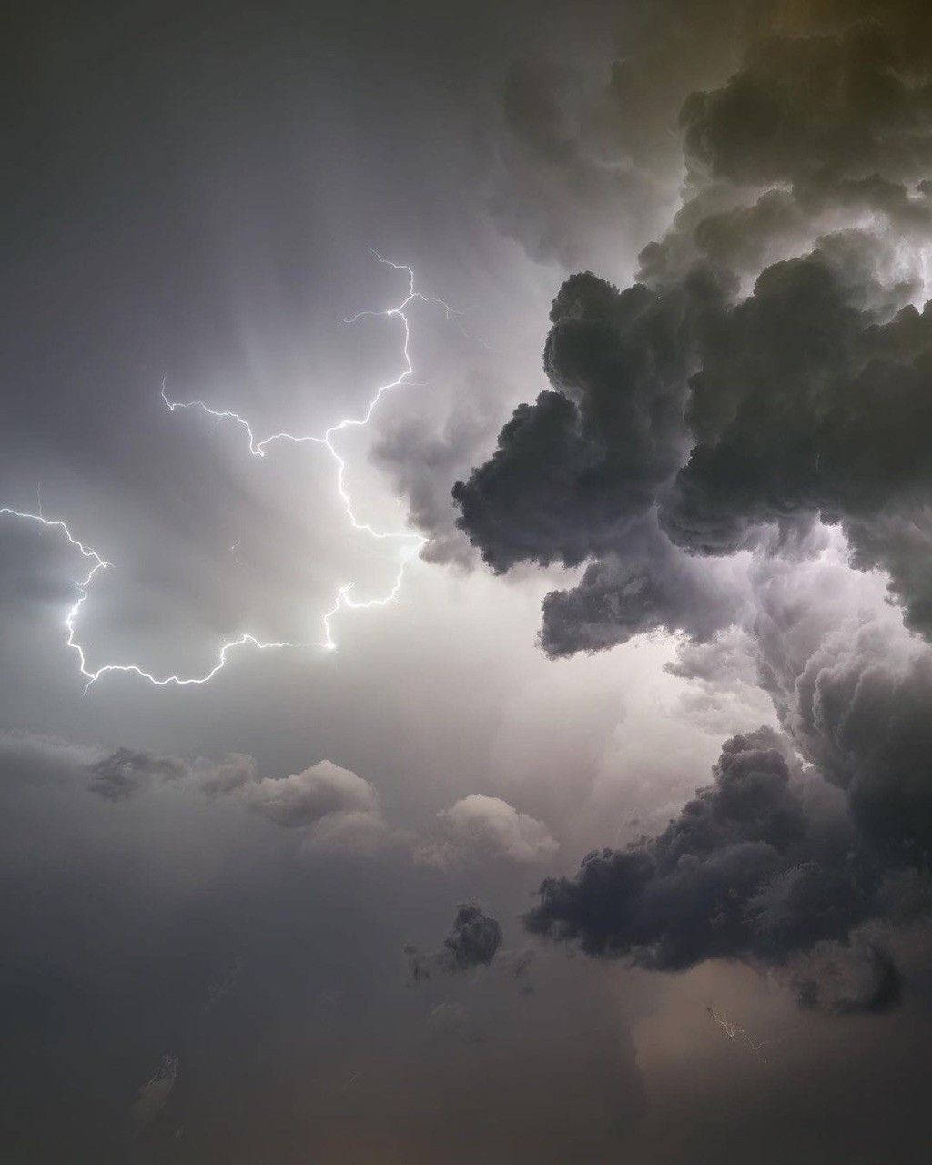 1024x1280 Download Classic Aesthetic Lightning Dark Cloud Wallpaper