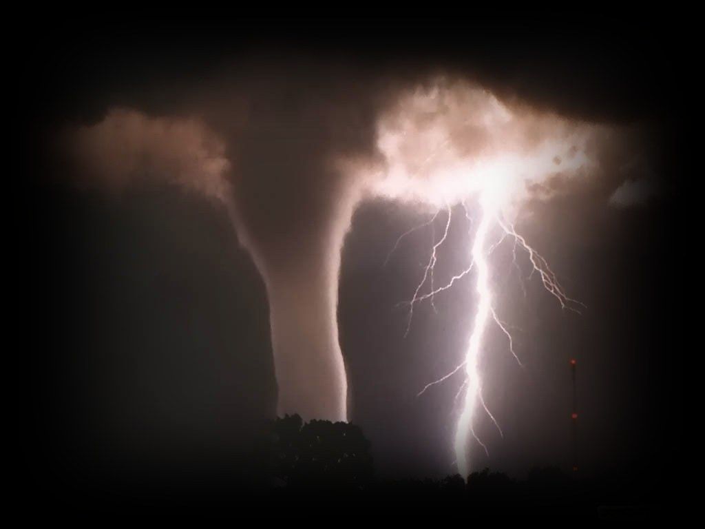 1024x768 Lighting And Tornado Storm Wallpaper