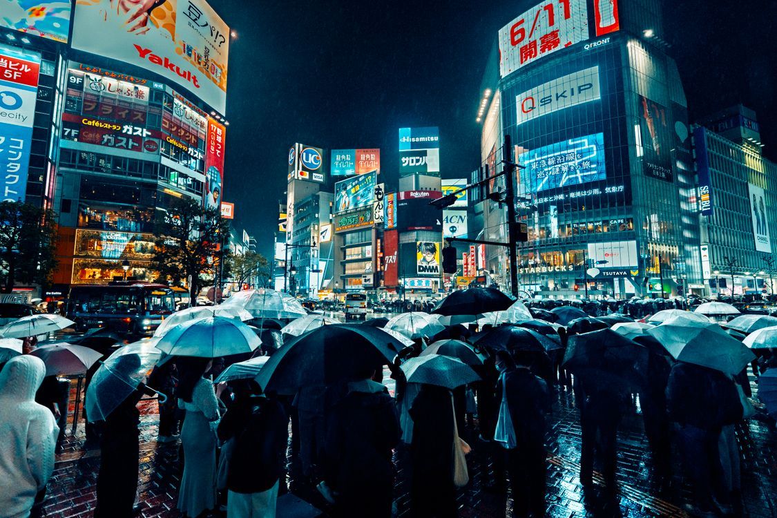 1125x750 Crowded Shibuya Crossing at Night Under Rain · Free