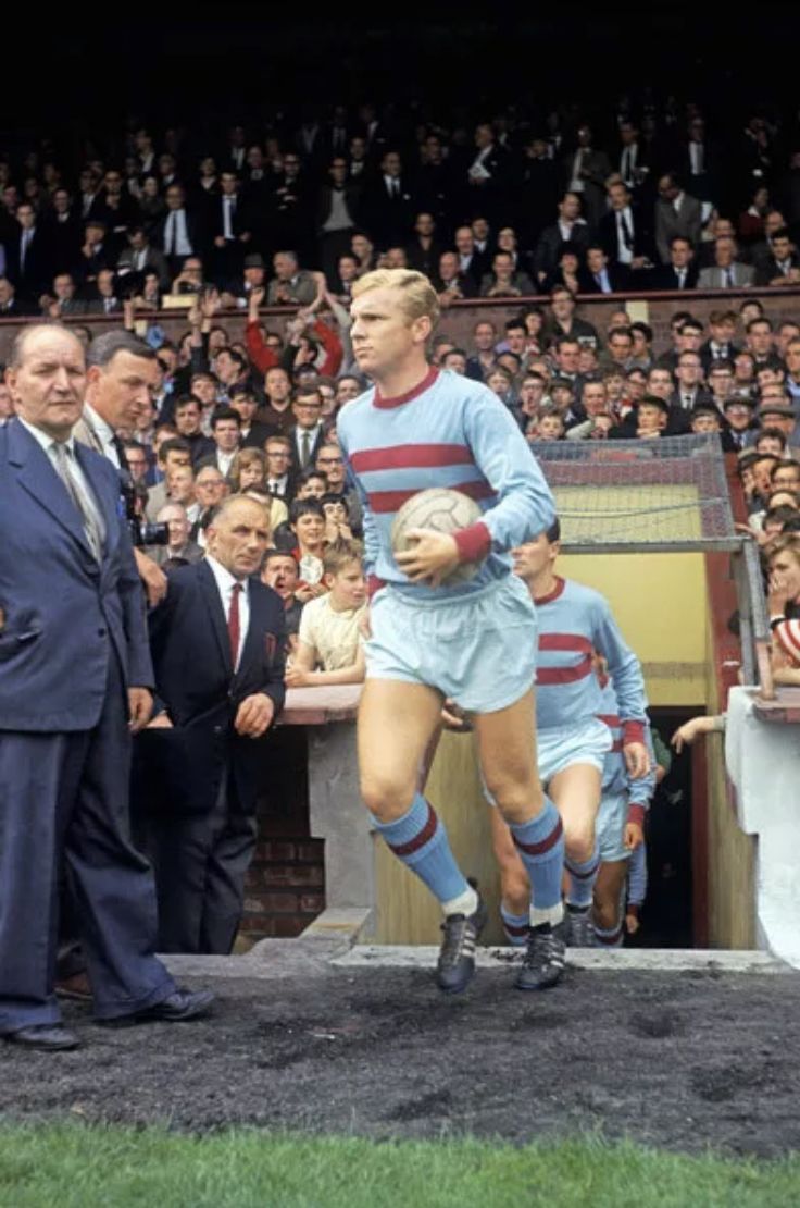 736x1110 Bobby Moore West Ham United