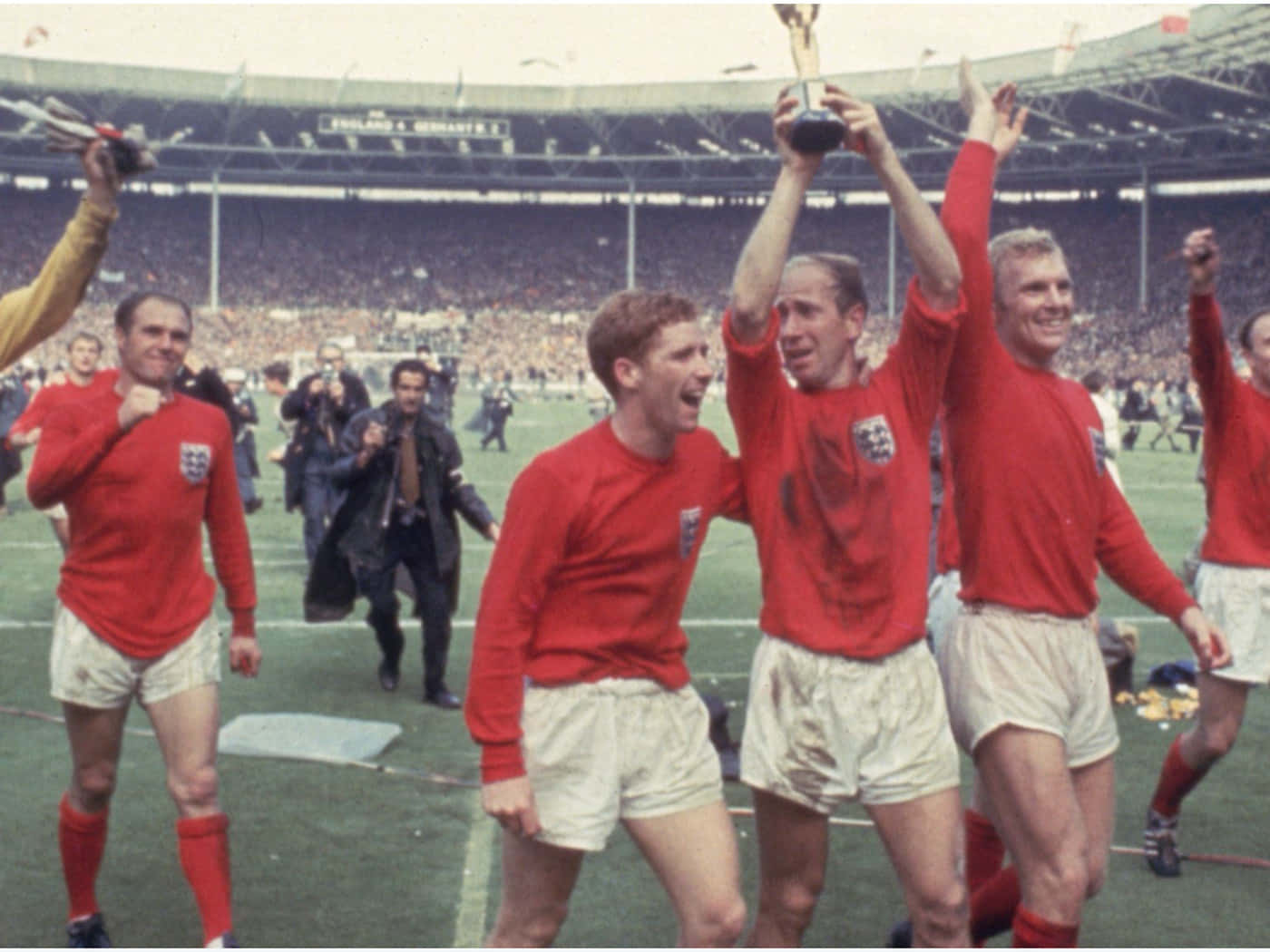 1400x1050 Download Bobby Charlton Bobby Moore Football Photography Wallpaper