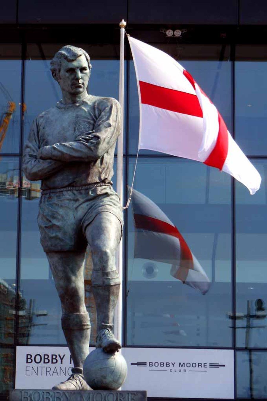 900x1350 Bobby Moore Statue England Flag Wembley Stadium