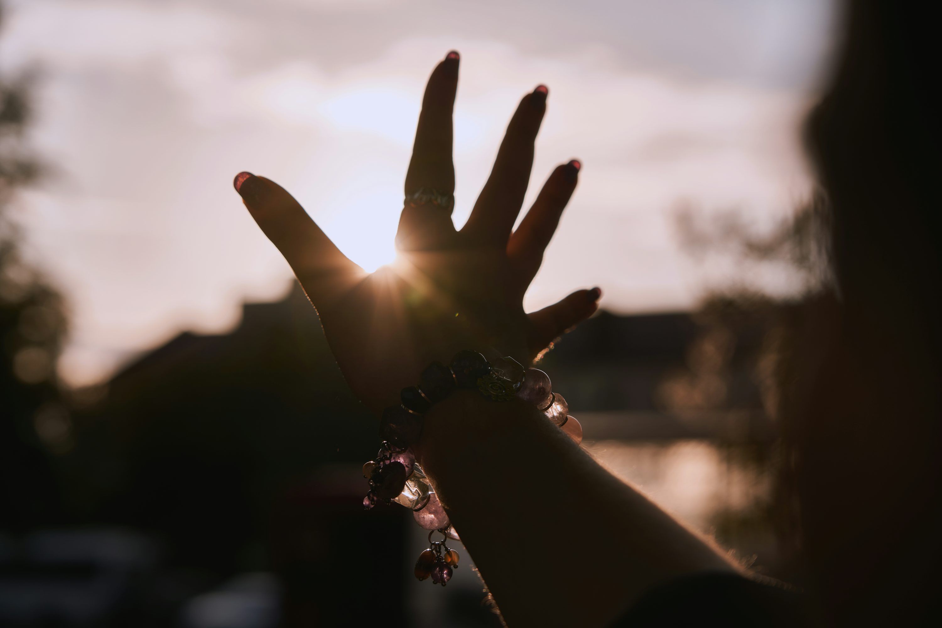 3000x2000 A person's hand reaching up towards the sun