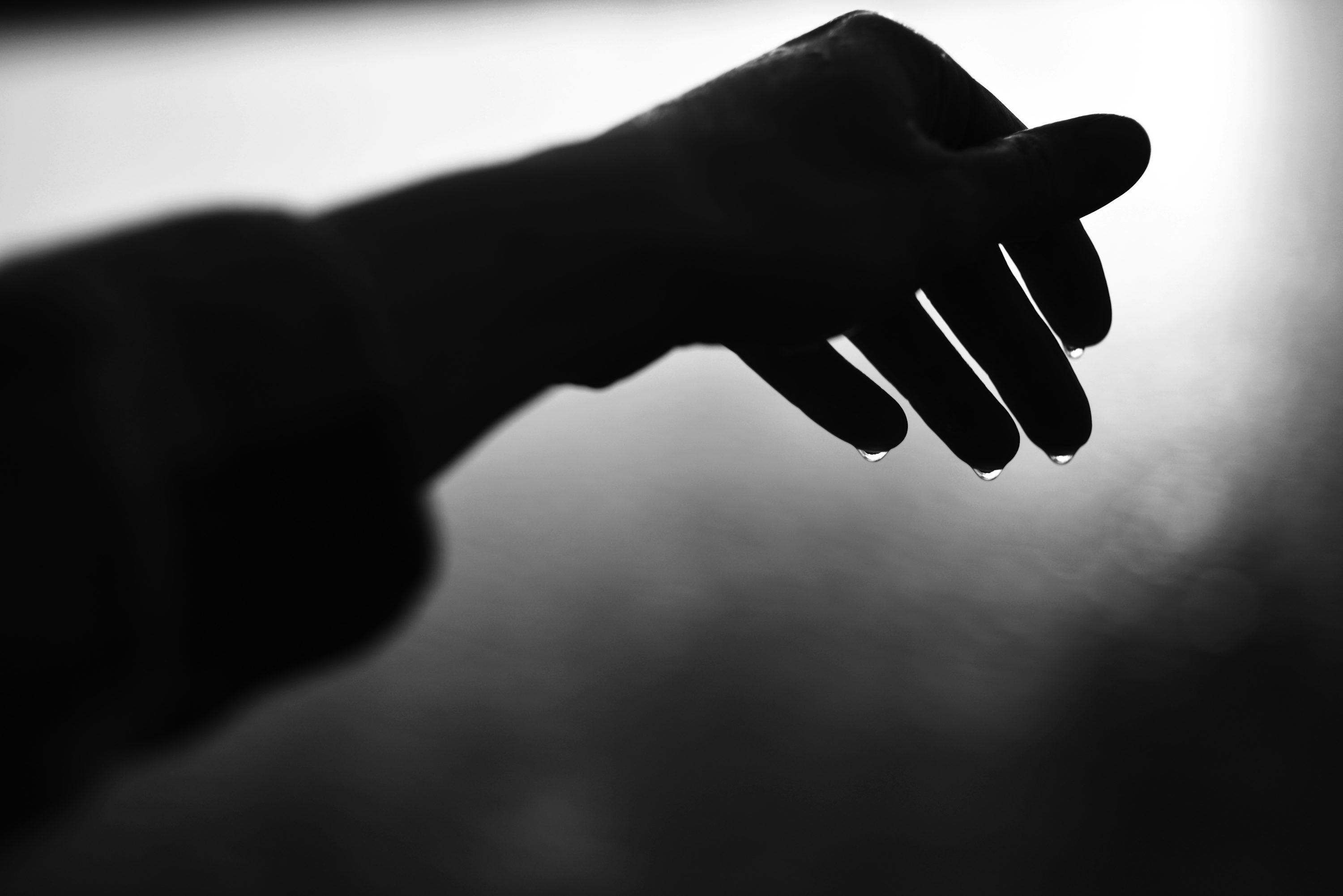 3000x2003 A hand with water droplets falling from fingertips