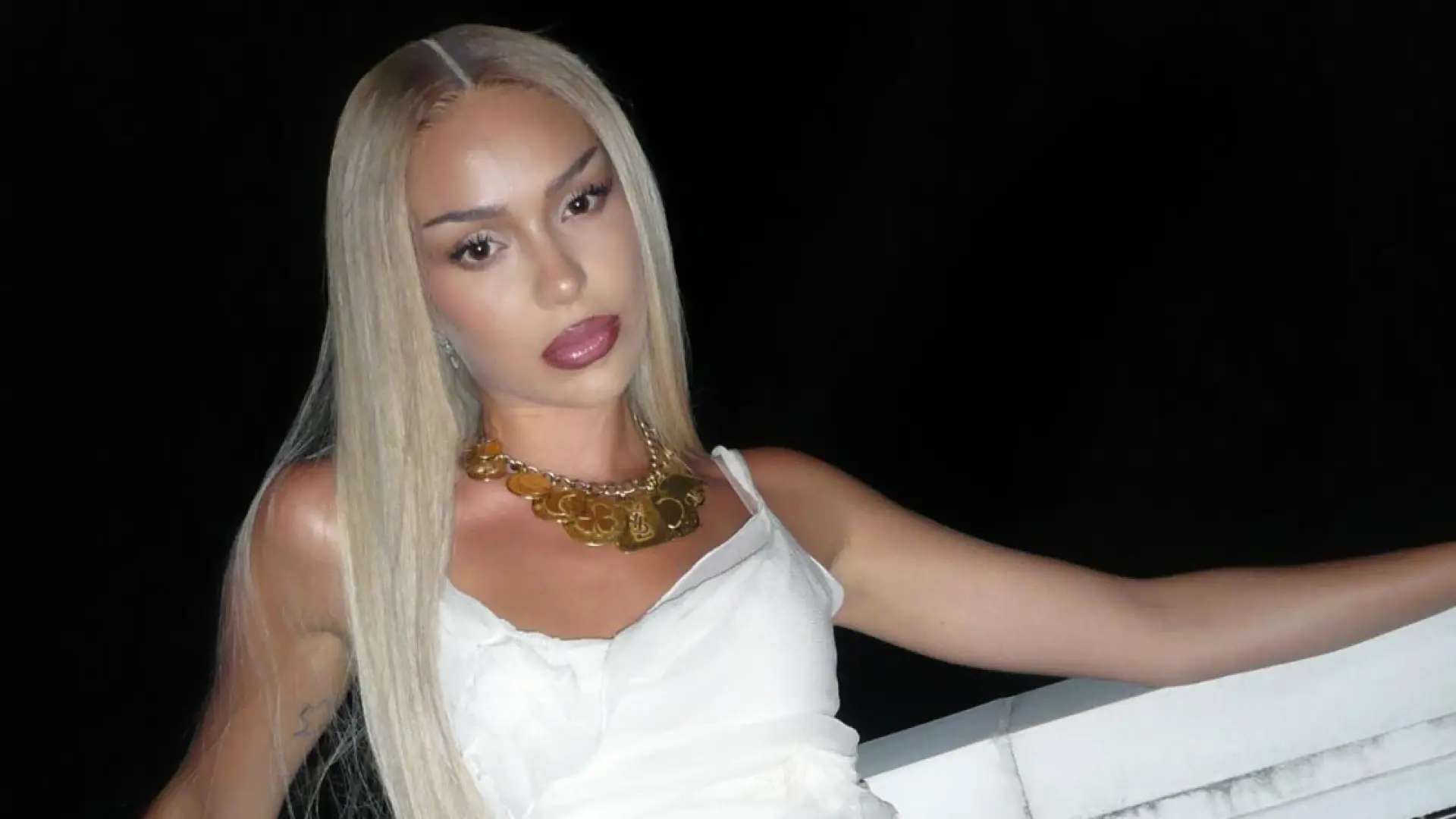 1920x1080 Bad Gyal se atreve con un conjunto de transparencias y una boa de peluche en la alfombra roja