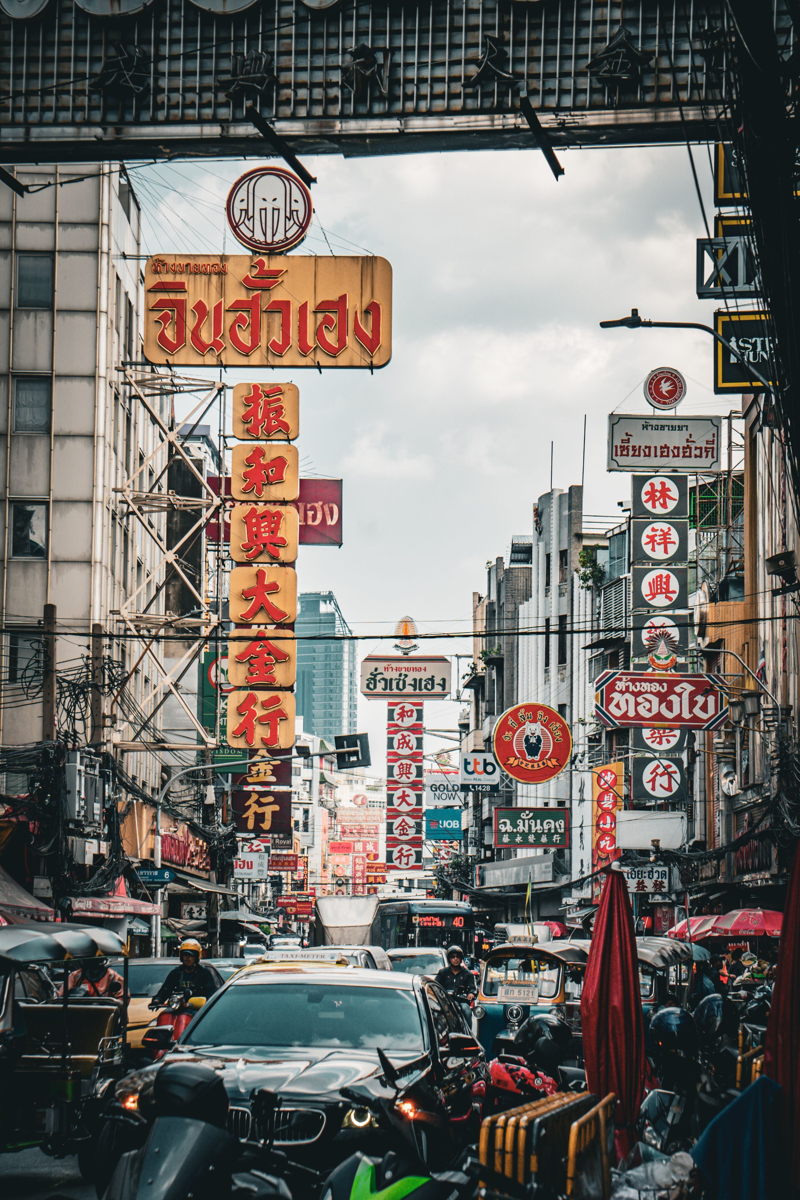 2624x3936 Vibrant Street Scene in Bangkok's Chinatown · Free