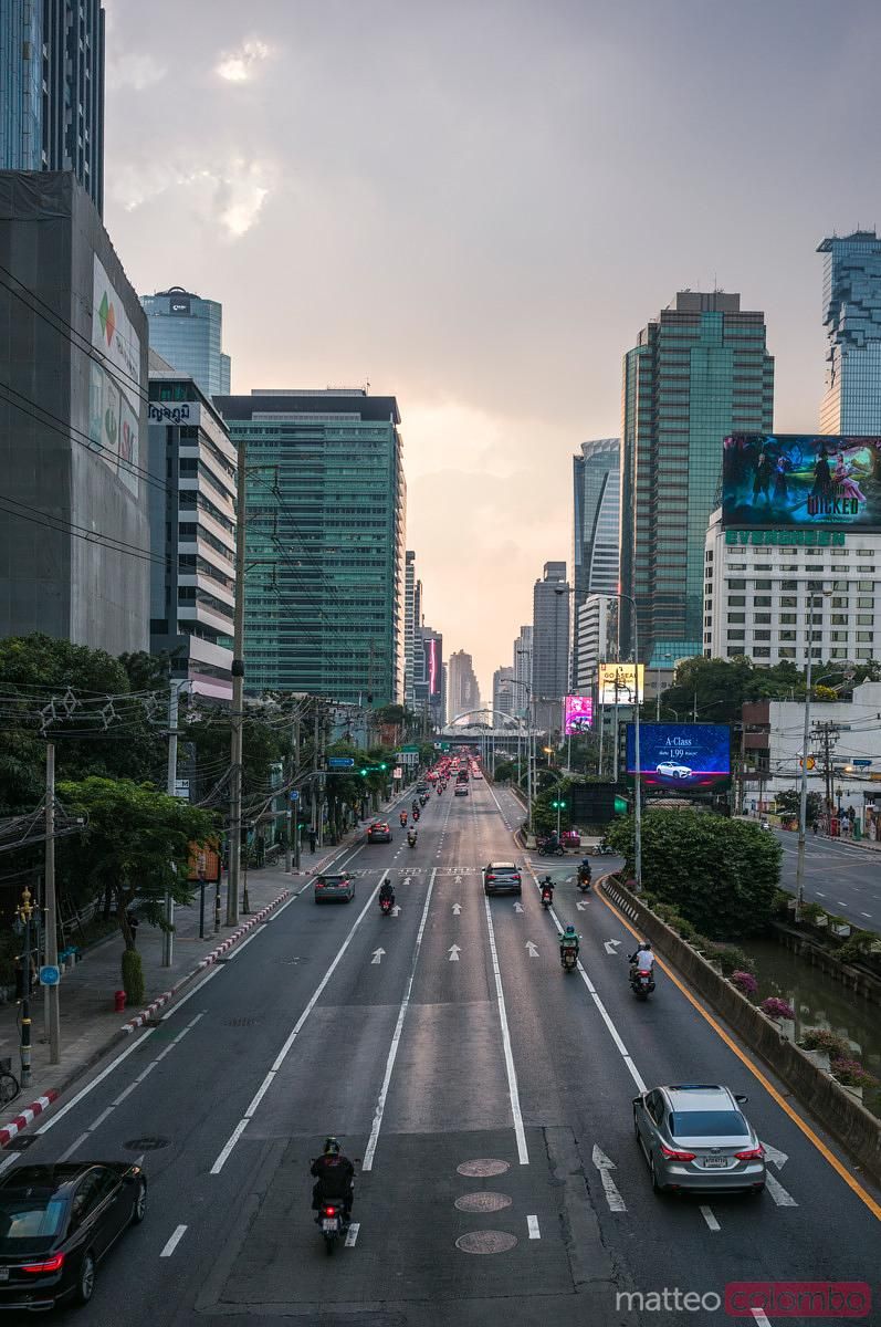 797x1200 Road at sunsetern city, Bangkok, Thailand. Image Libre de Droits