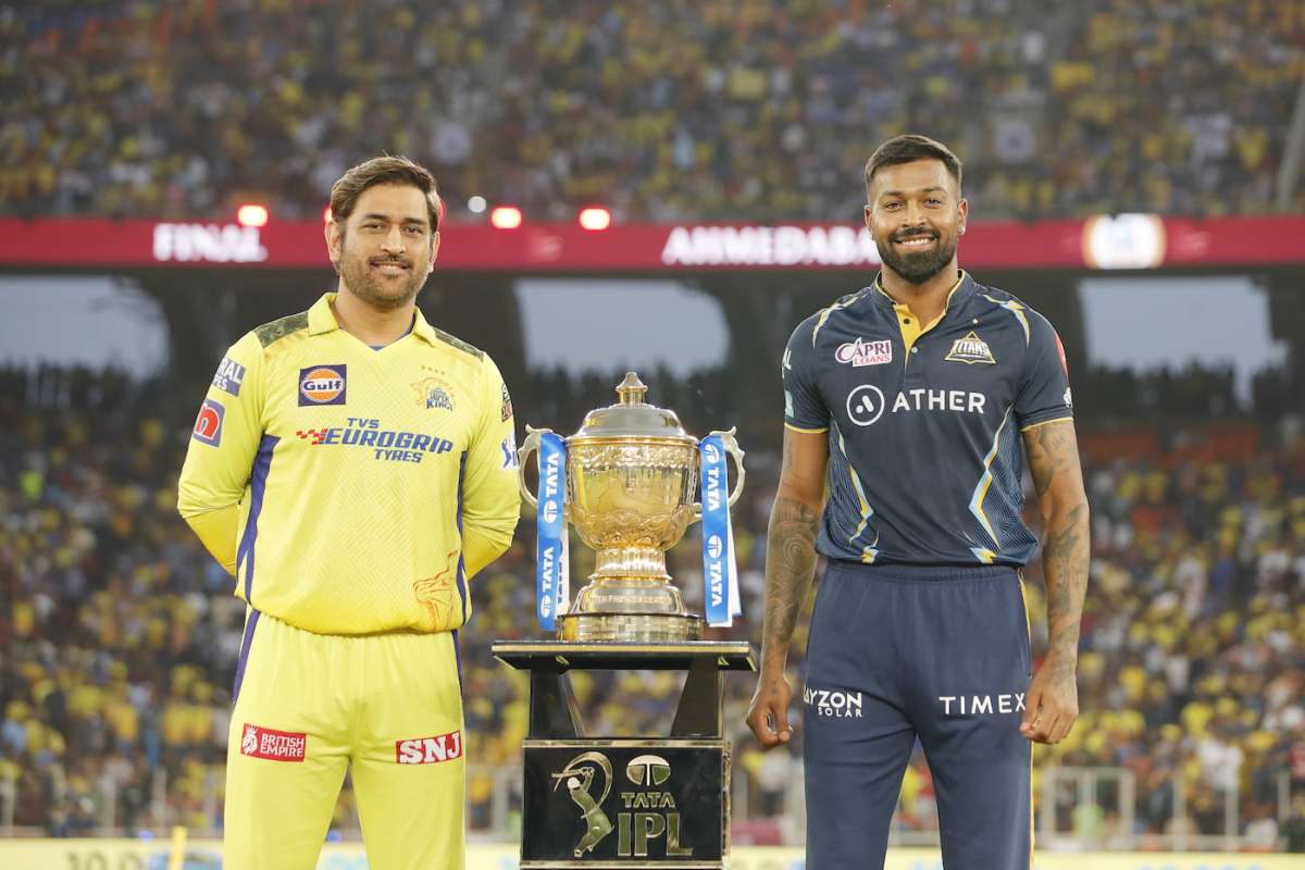 1200x800 Hardik Pandya and MS Dhoni share a laugh