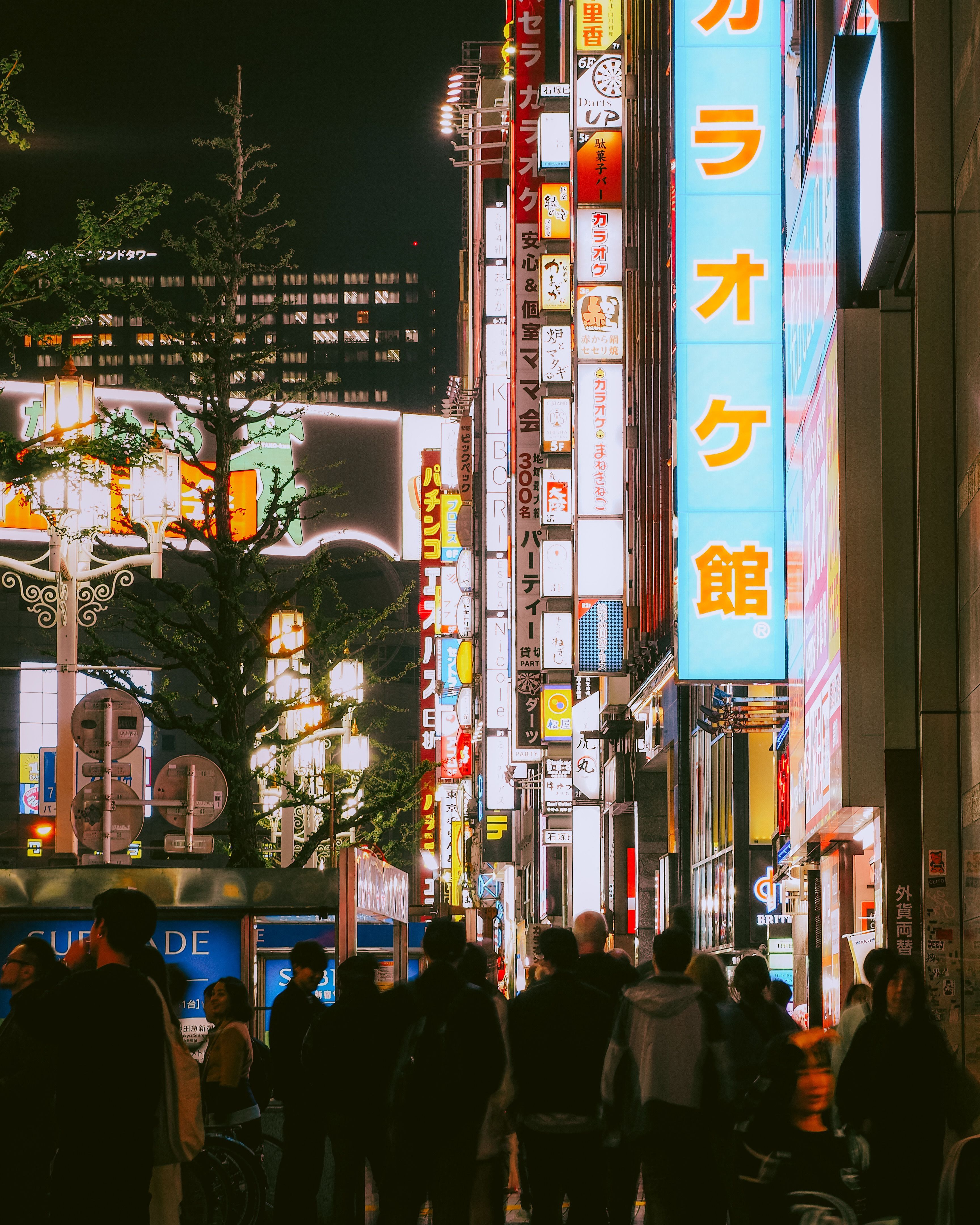 3456x4320 Vibrant Nightlife on Tokyo Streets · Free