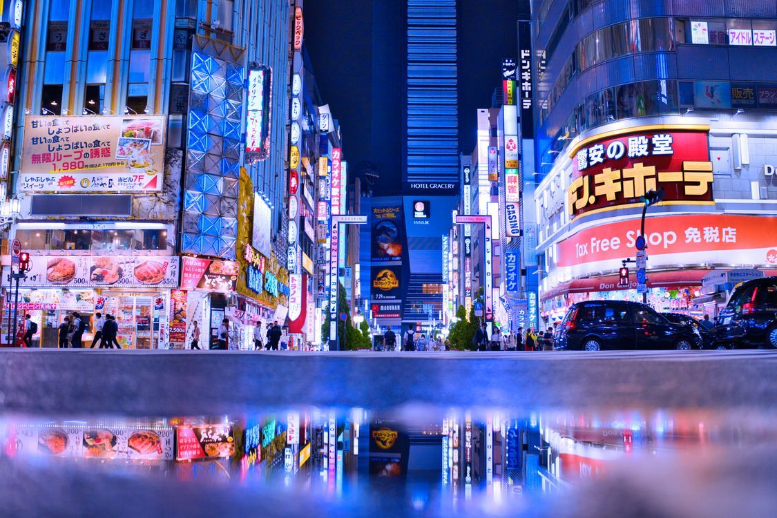 1125x750 Vibrant Nightlife in Shinjuku, Tokyo Street Scene · Free