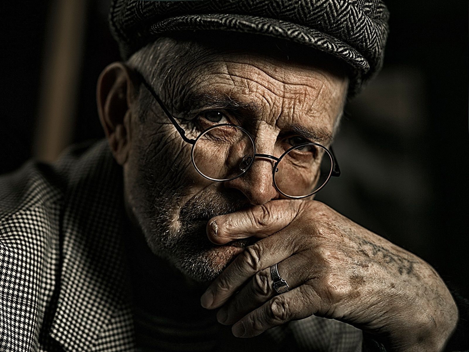 1600x1200 Old Person Wallpaper