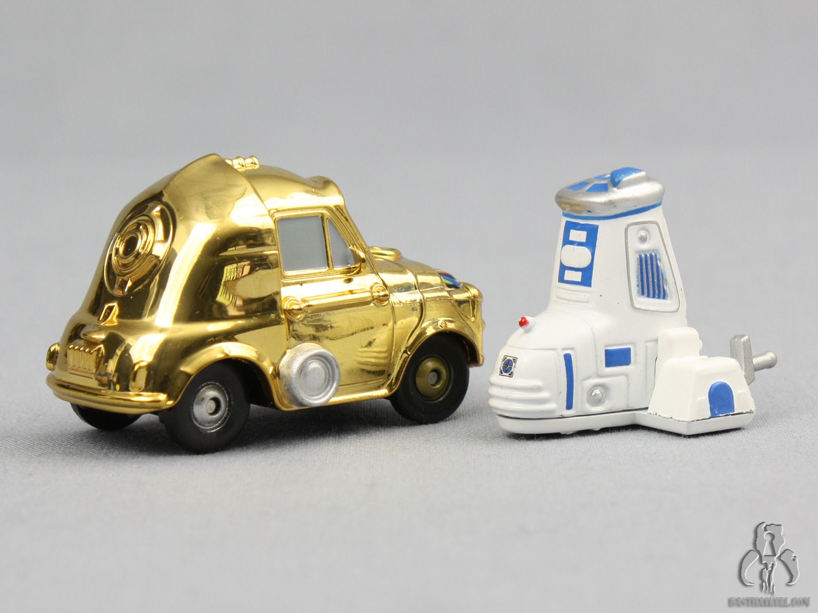 1600x1200 REVIEW AND PHOTO GALLERY: Star Wars Disney Pixar Star Wars Cars CARS & Guido As C 3PO & R2 D2 2013