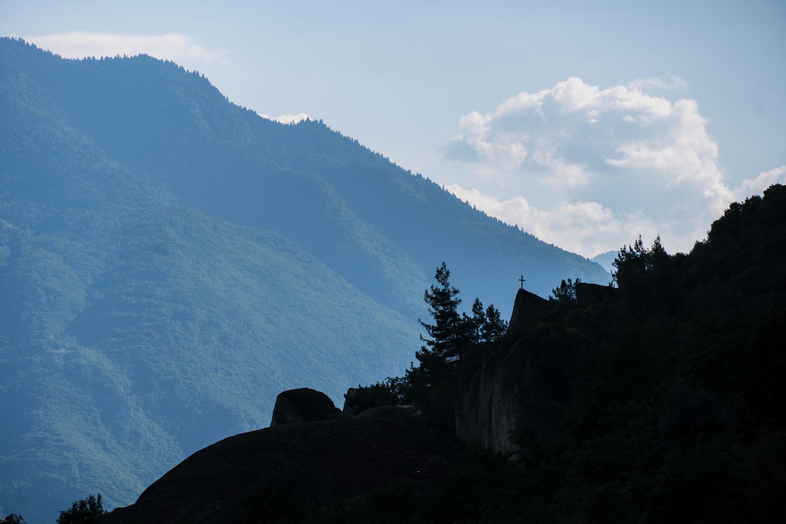 3000x2000 A building on a hill