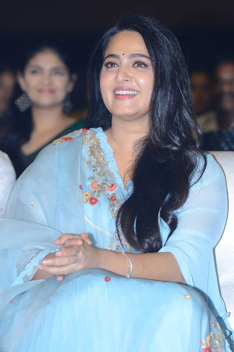 800x1200 Anushka Shetty Photo. Anushka Shetty Latest HD Pics. Anushka Shetty New Image
