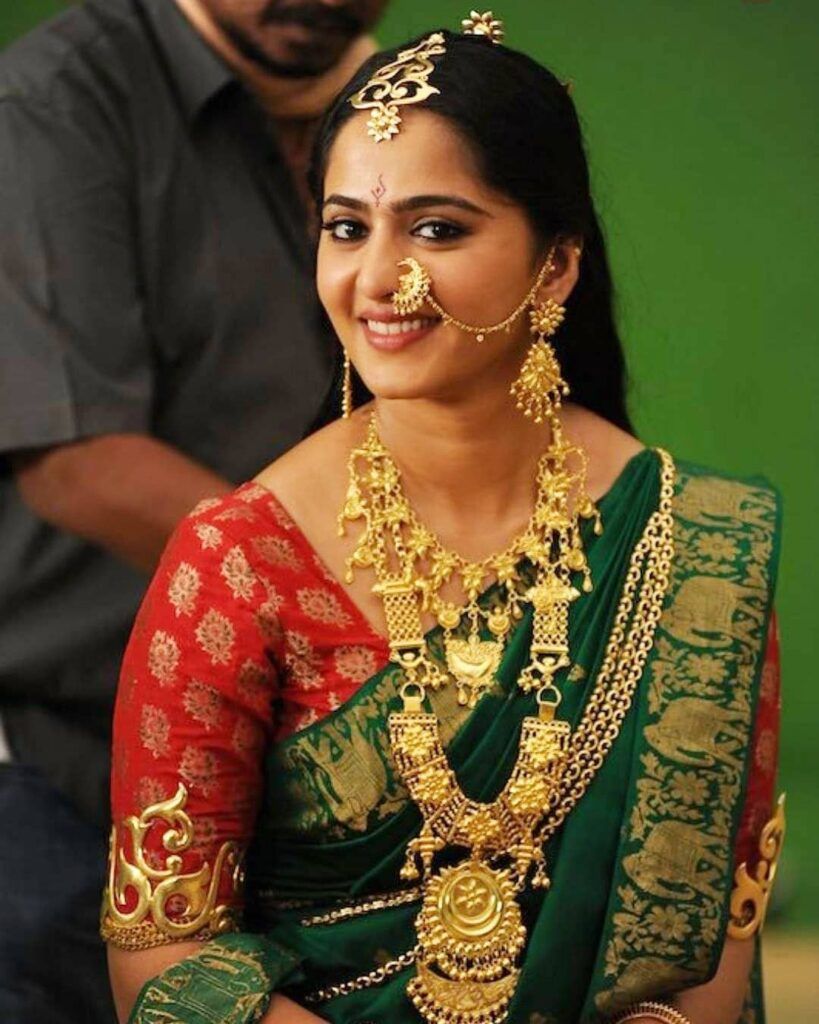819x1024 Anushka Shetty's HOTTEST Saree Photo That Went Viral On The Internet