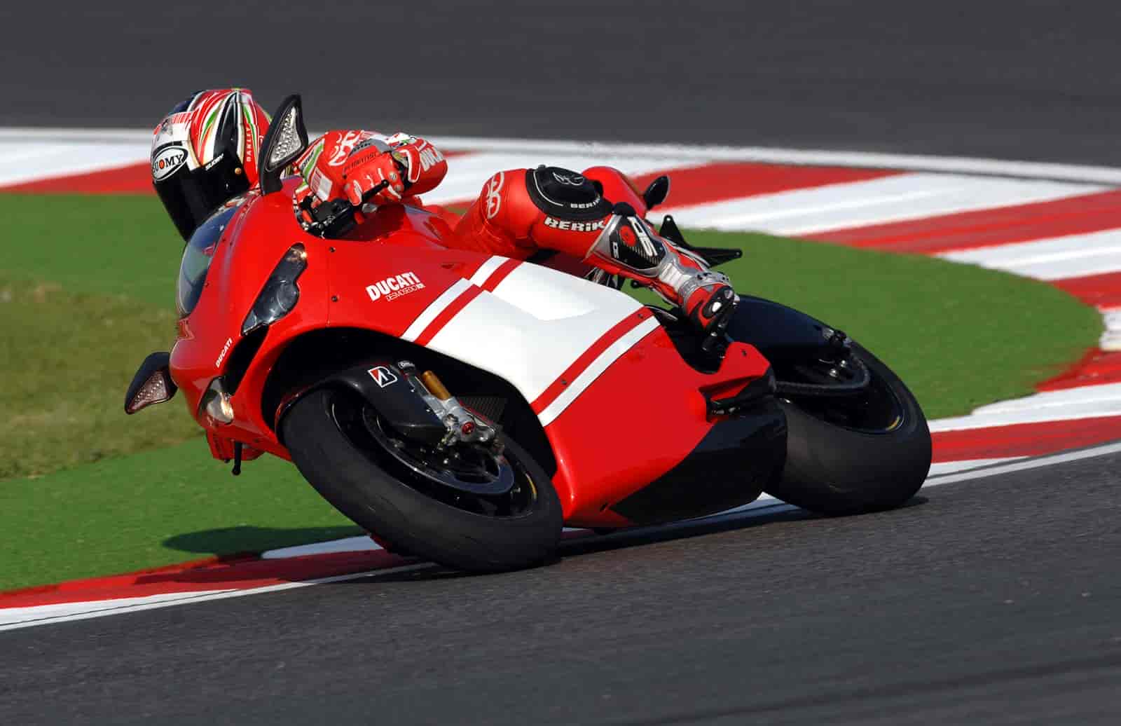 1600x1036 Ducati Desmosedici RR