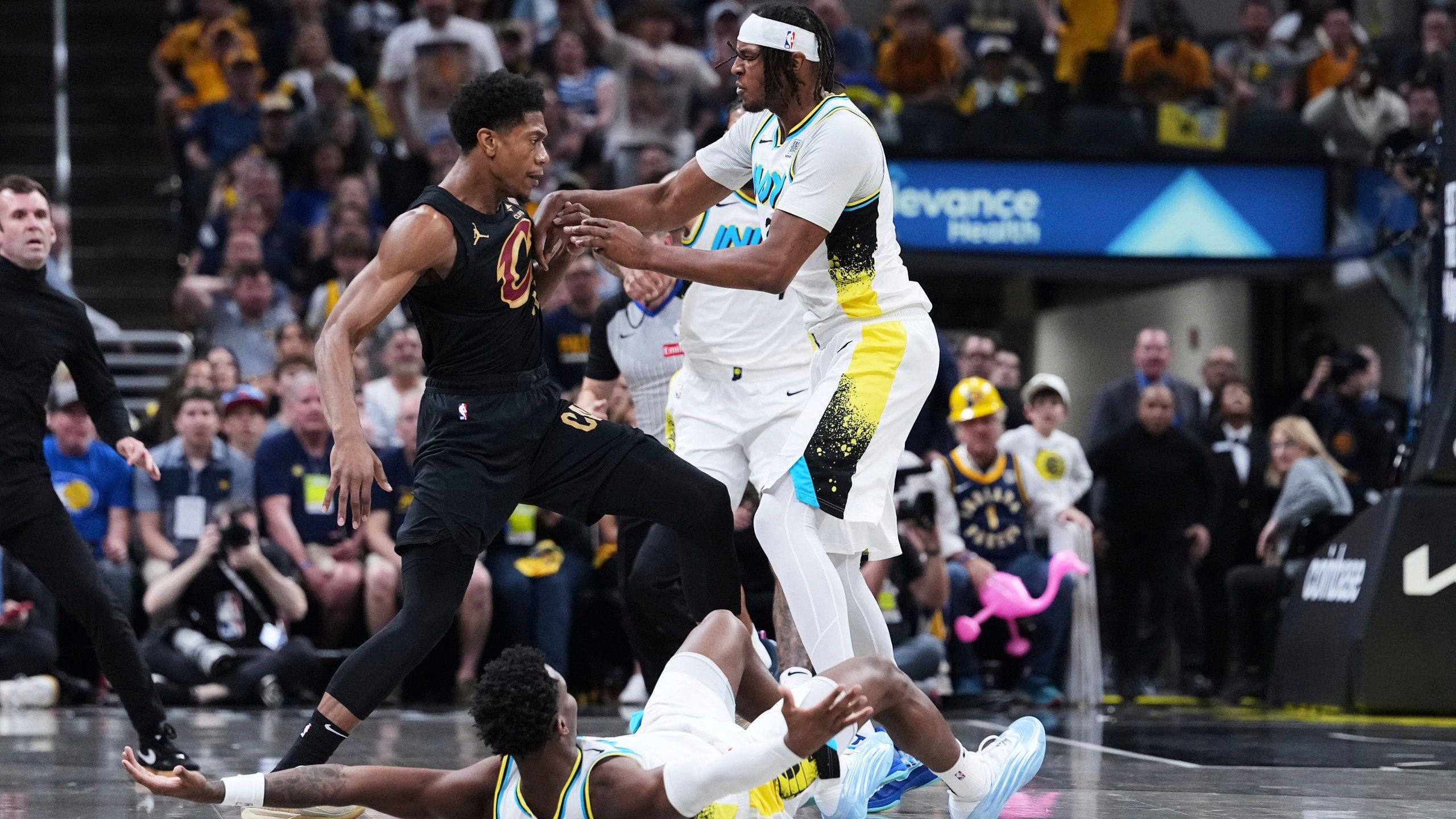 2560x1440 Pacers' Bennedict Mathurin ejected after hitting Cavs' Hunter in the chest with a closed fist
